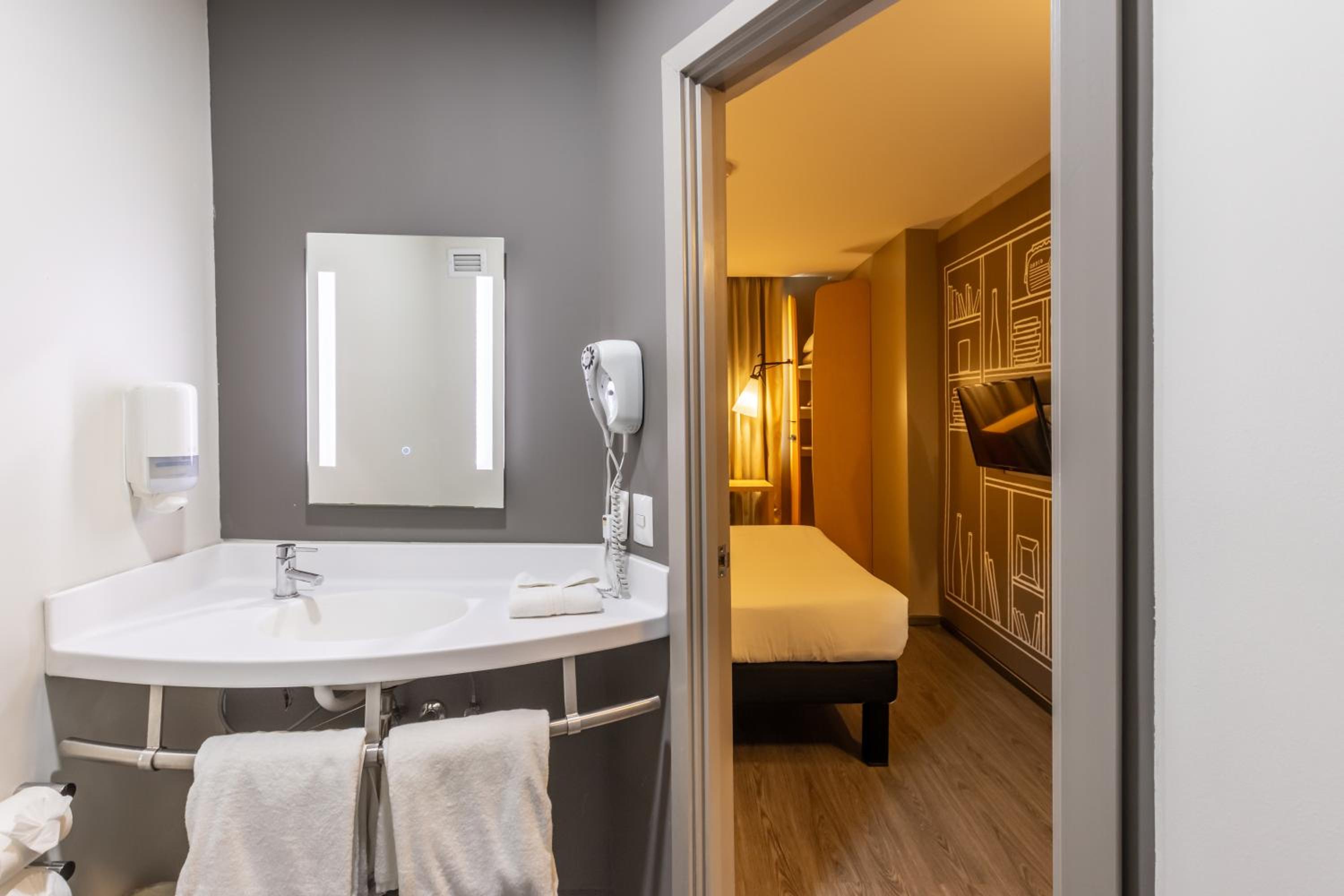 Standard Double Room - Photo 4