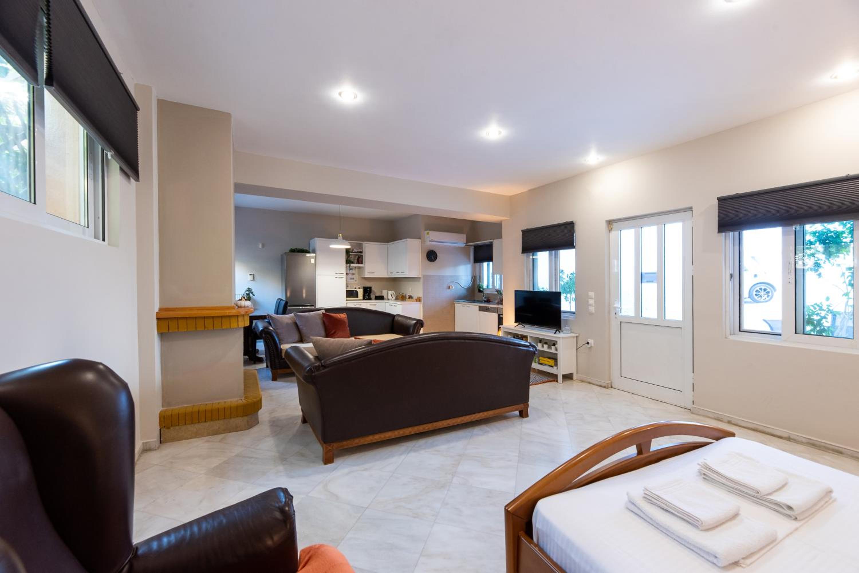 Quadruple Room with Bathroom - Photo 12