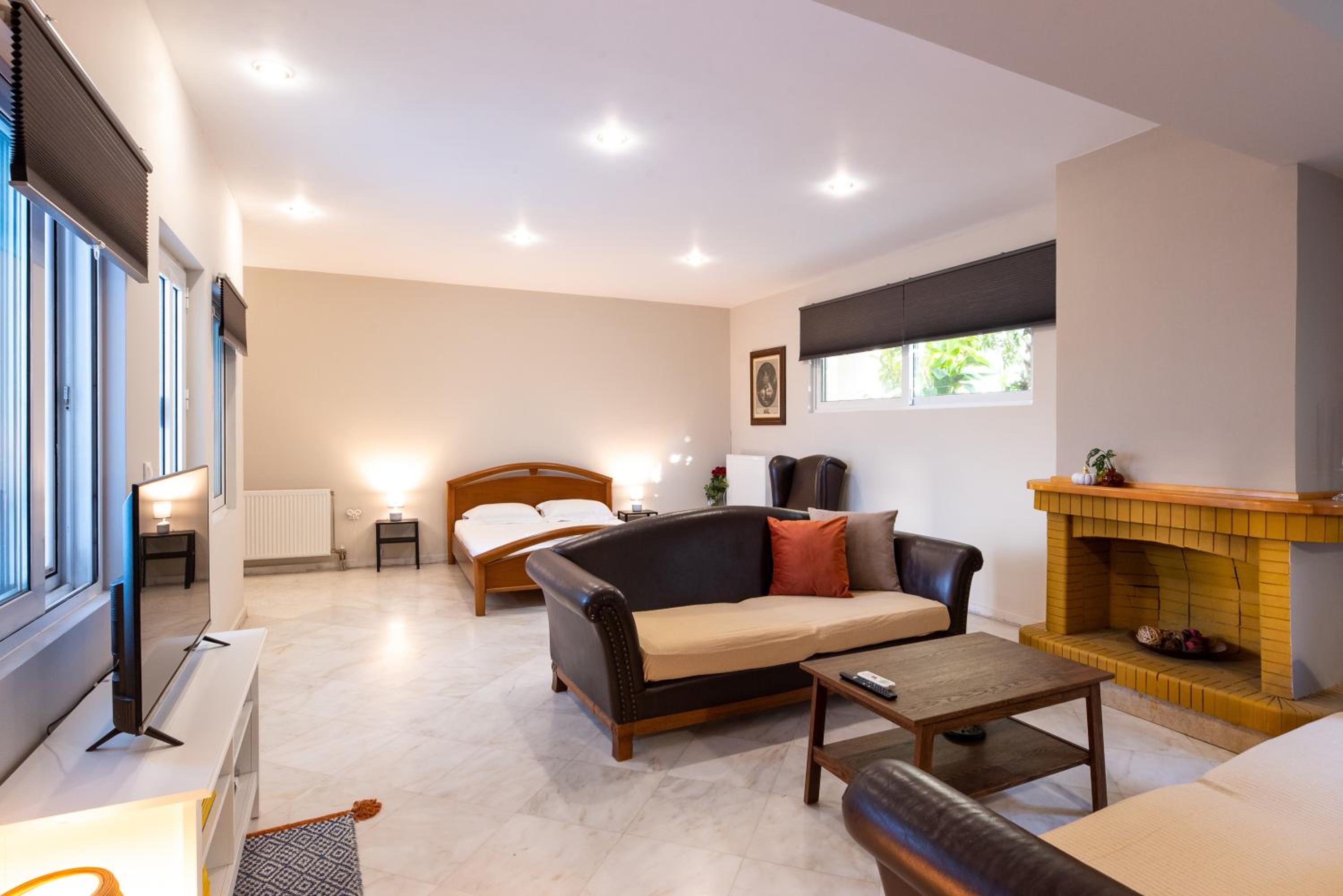 Quadruple Room with Bathroom - Photo 8