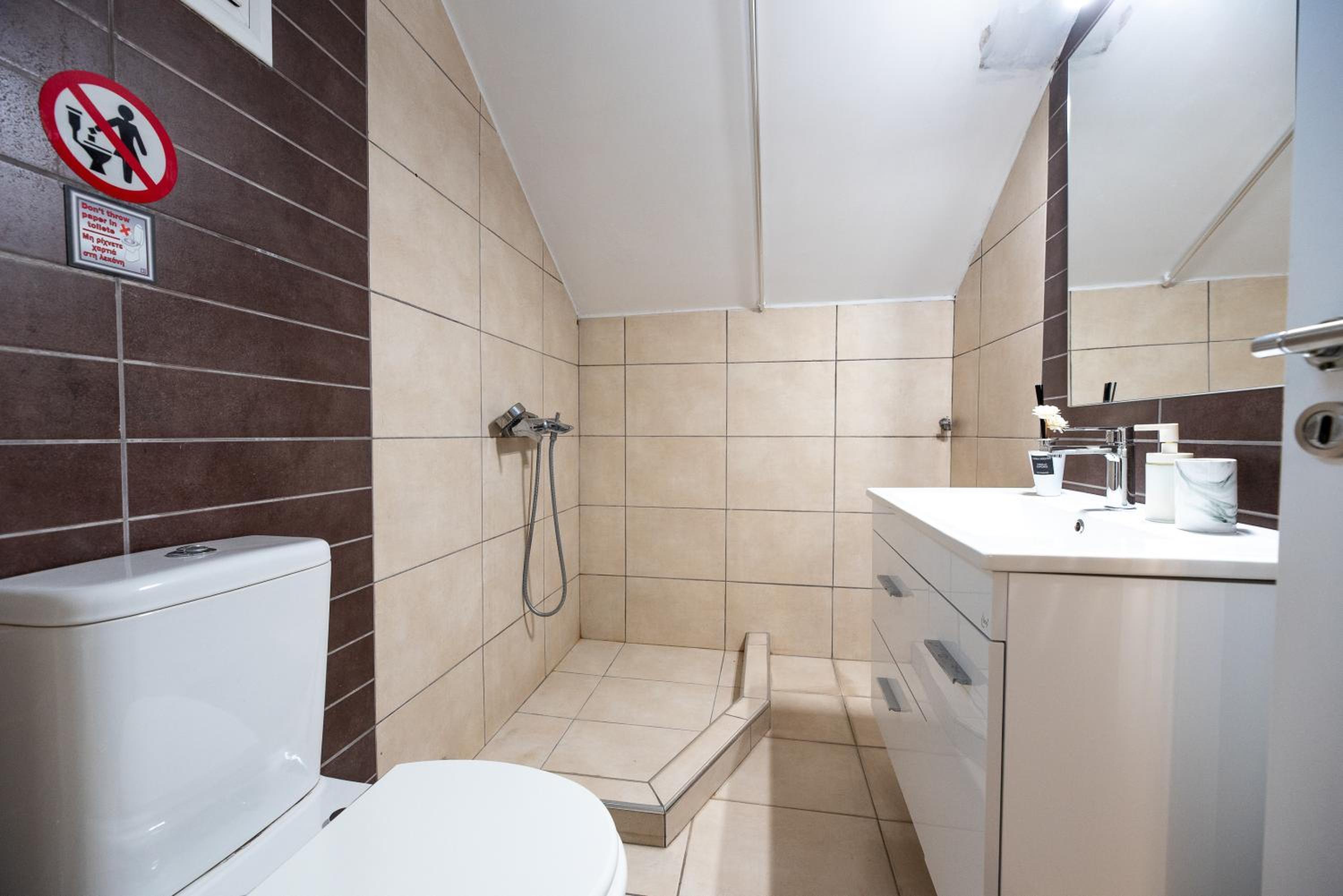 Quadruple Room with Bathroom - Photo 7