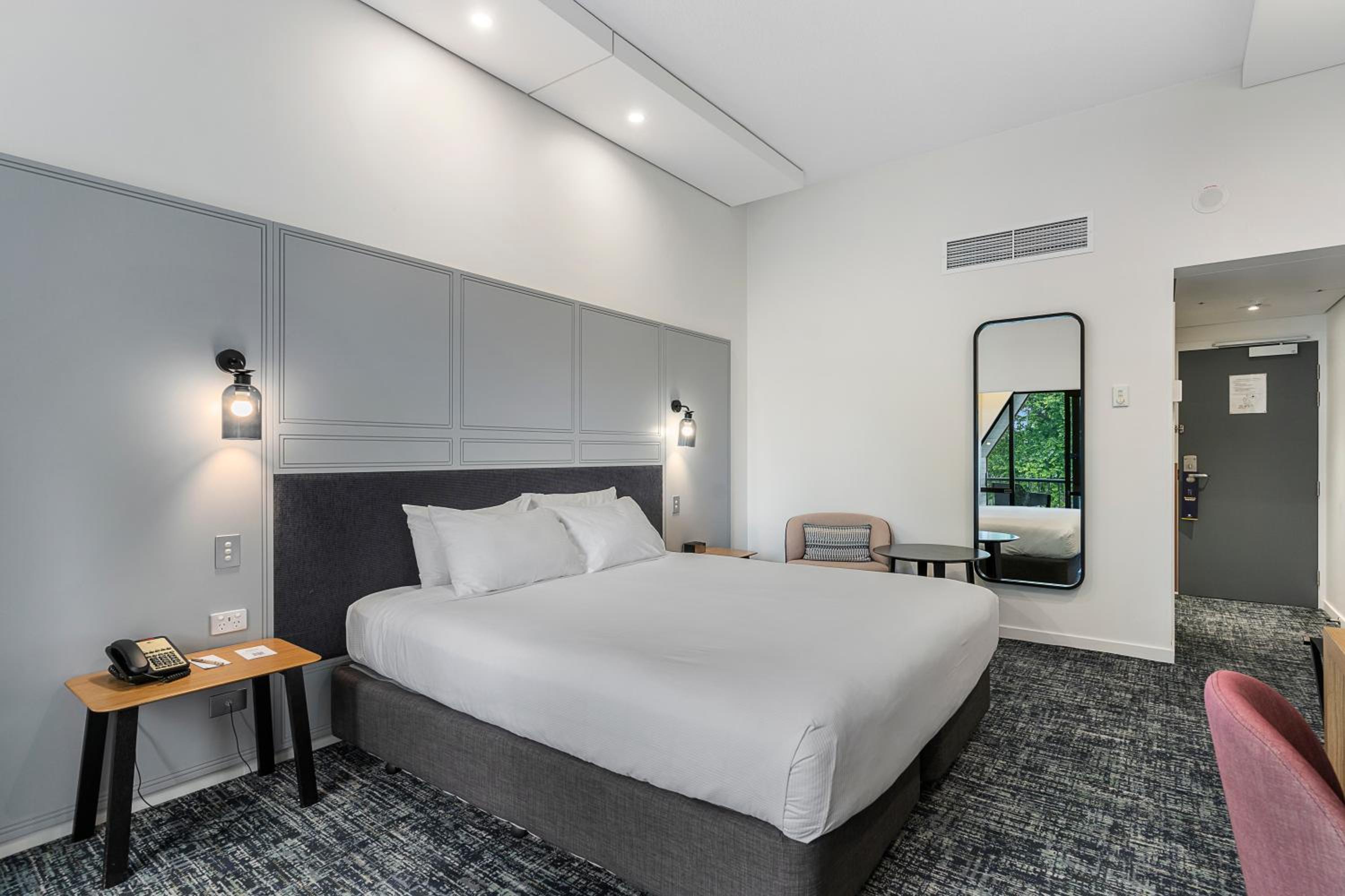 Deluxe King Room with Balcony - Photo 3