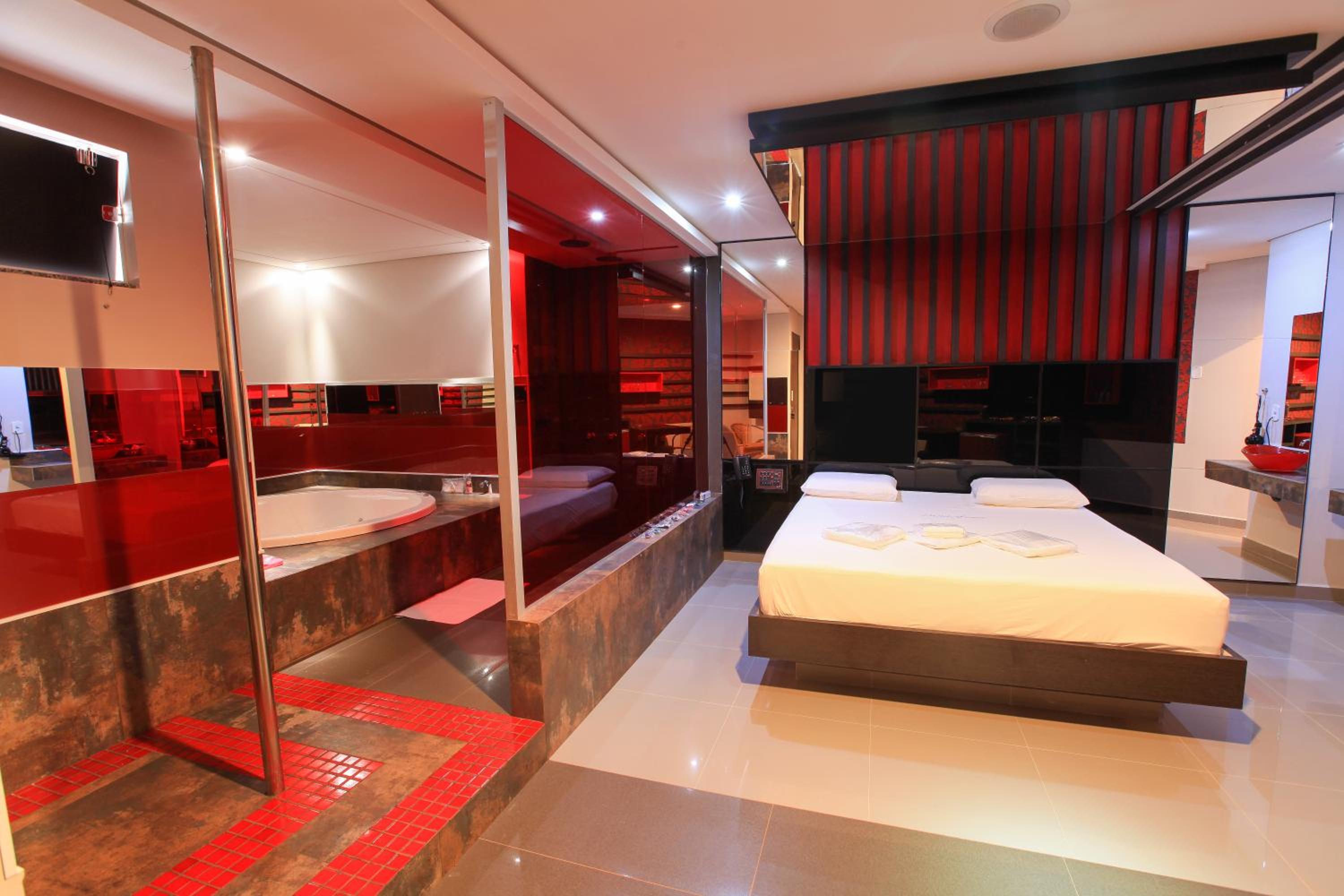 Queen Suite with Spa Bath photo 1