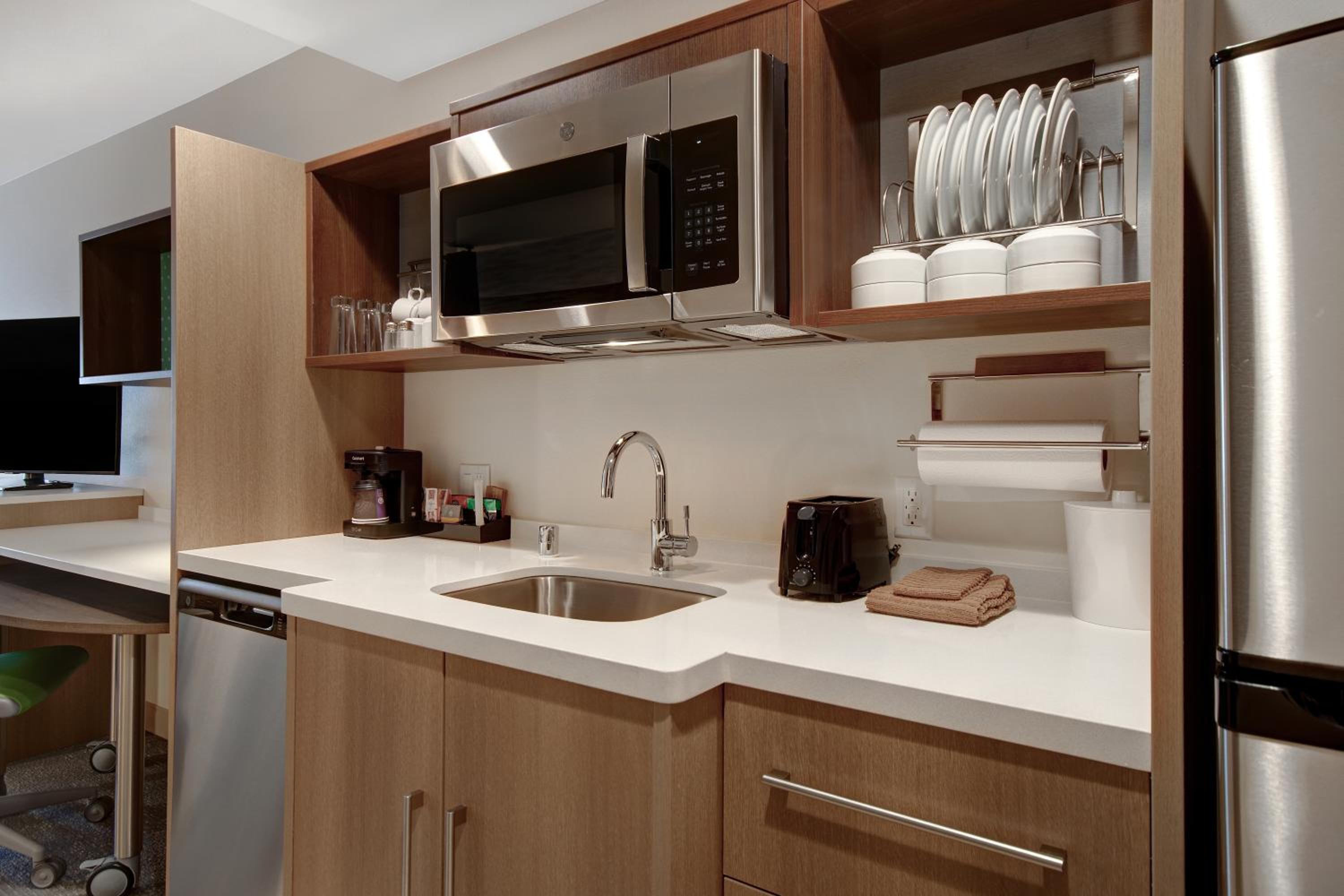 Queen Studio Suite - Photo 4