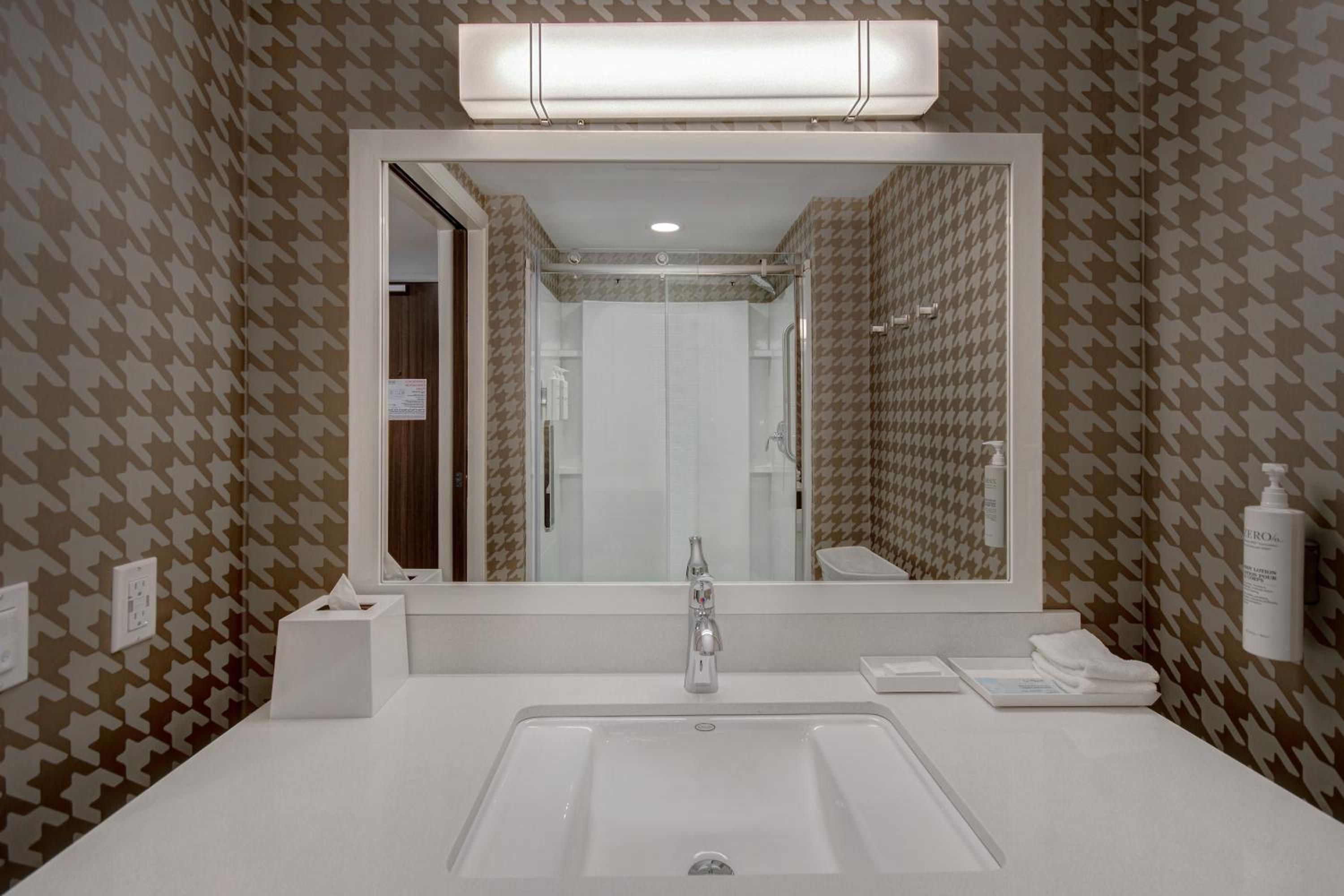 Queen Studio Suite - Photo 5