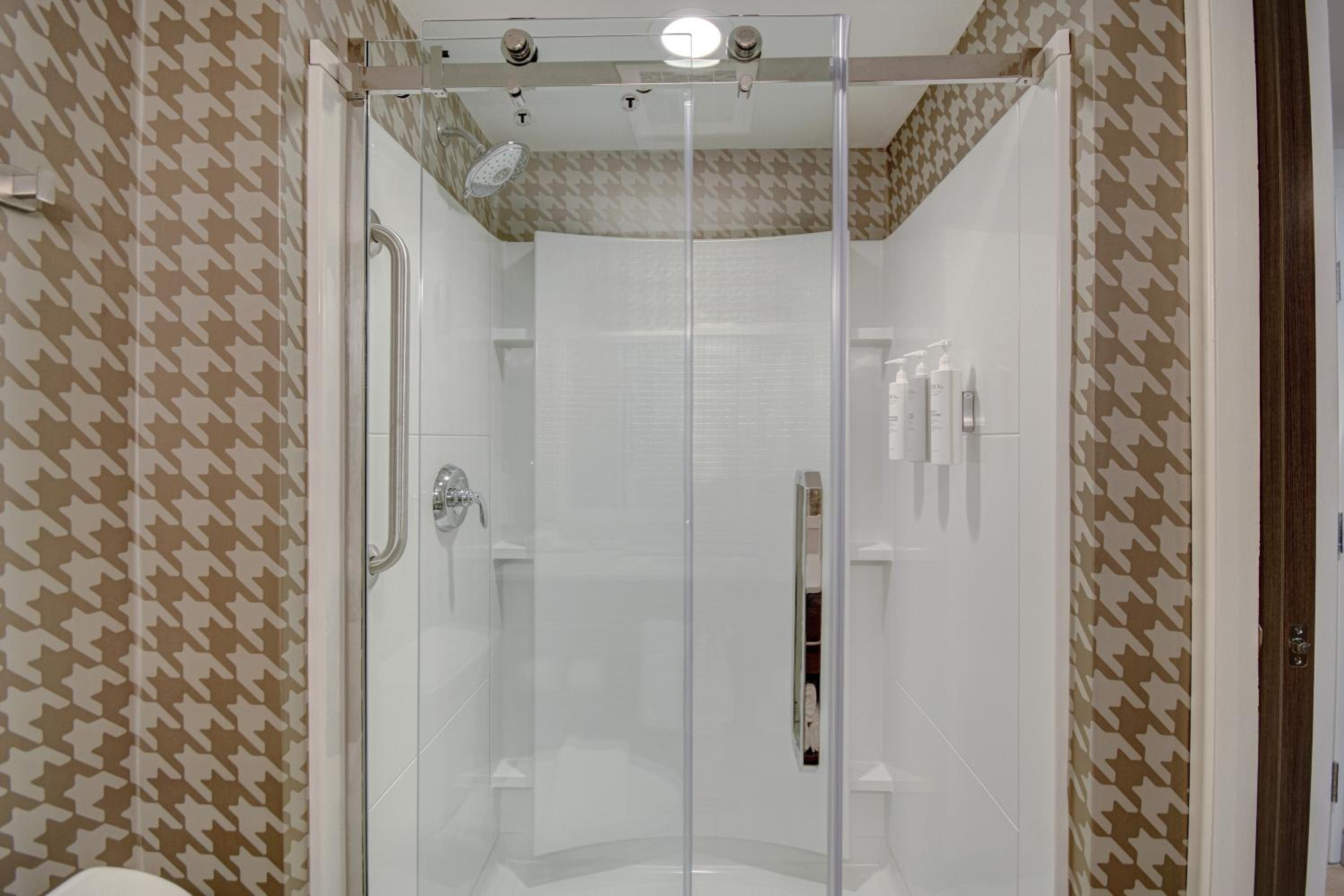 Queen Studio Suite - Photo 2