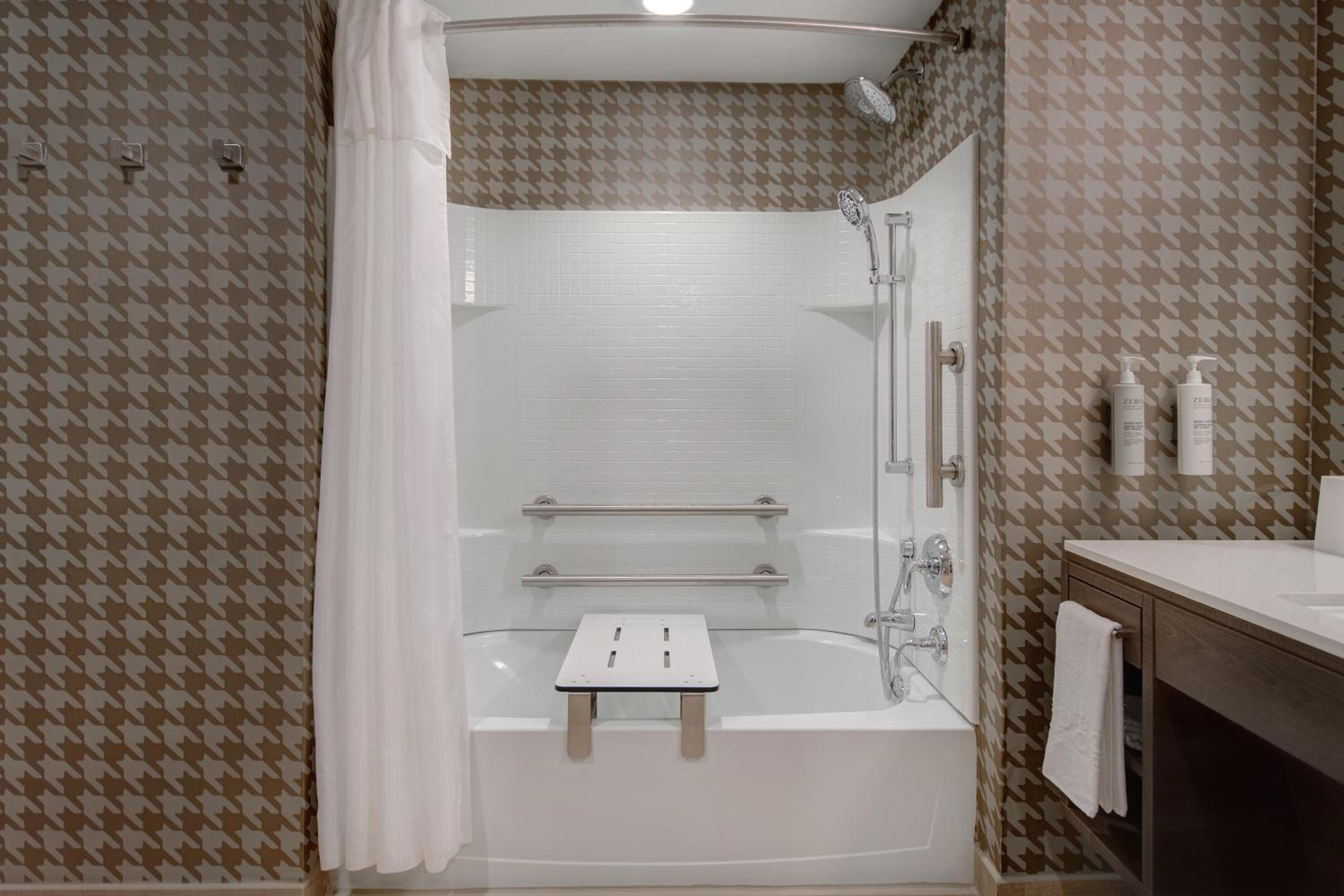 Studio Queen with Mobility/Hearing Accessible Tub - Photo 3