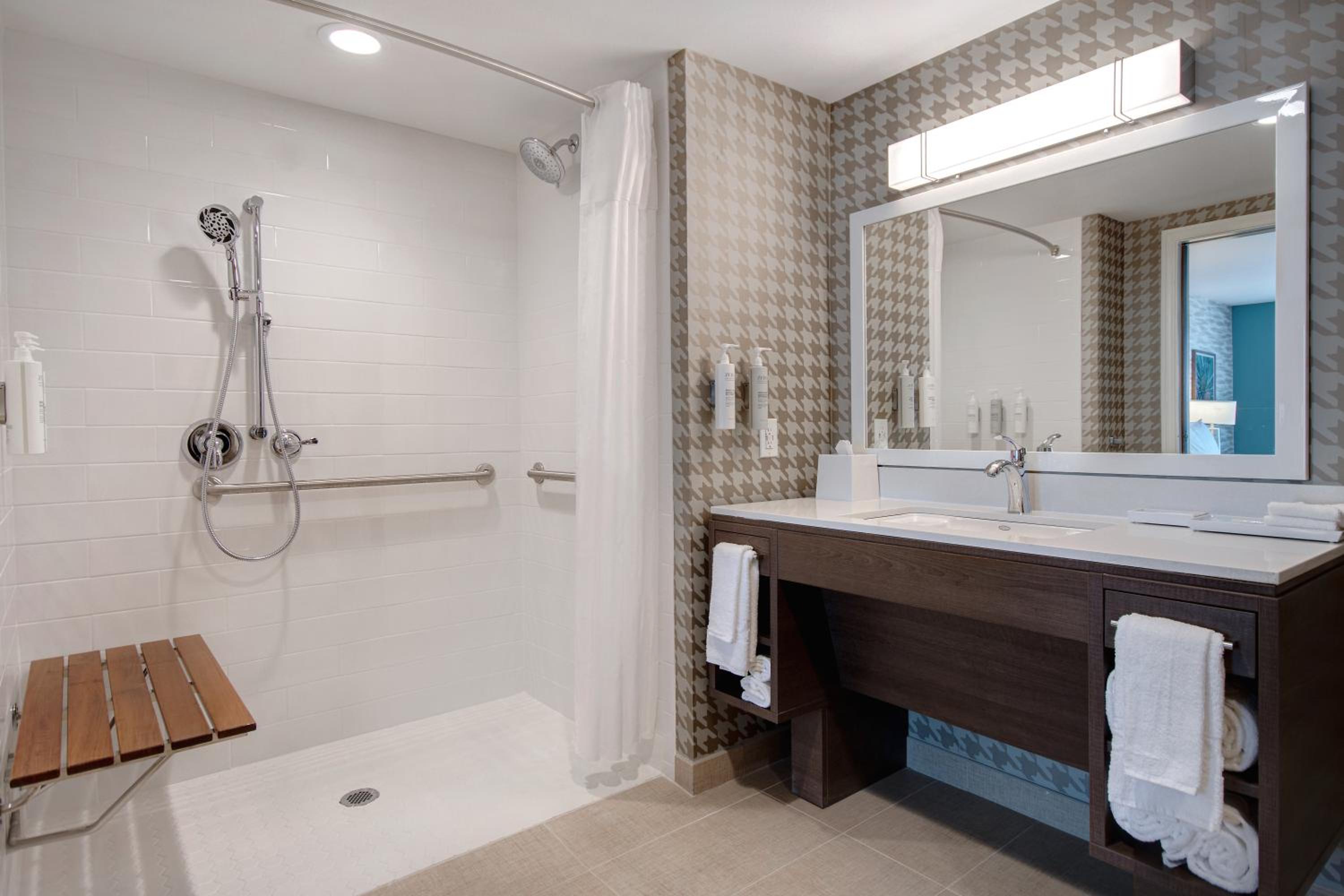 One Bedroom Queen Room with Mobility/Hearing Accessible and Roll-in Shower - Photo 2