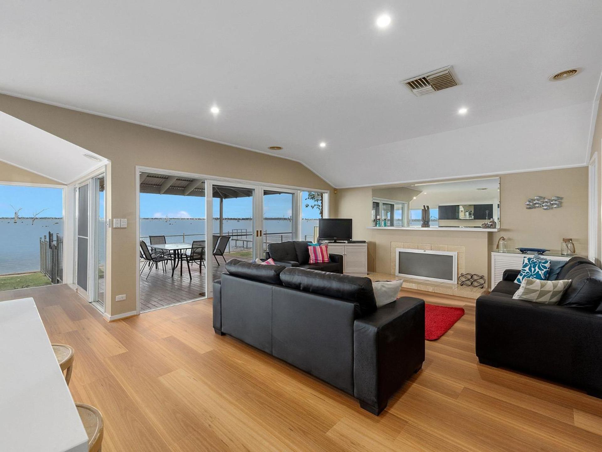 Five-Bedroom House photo 1