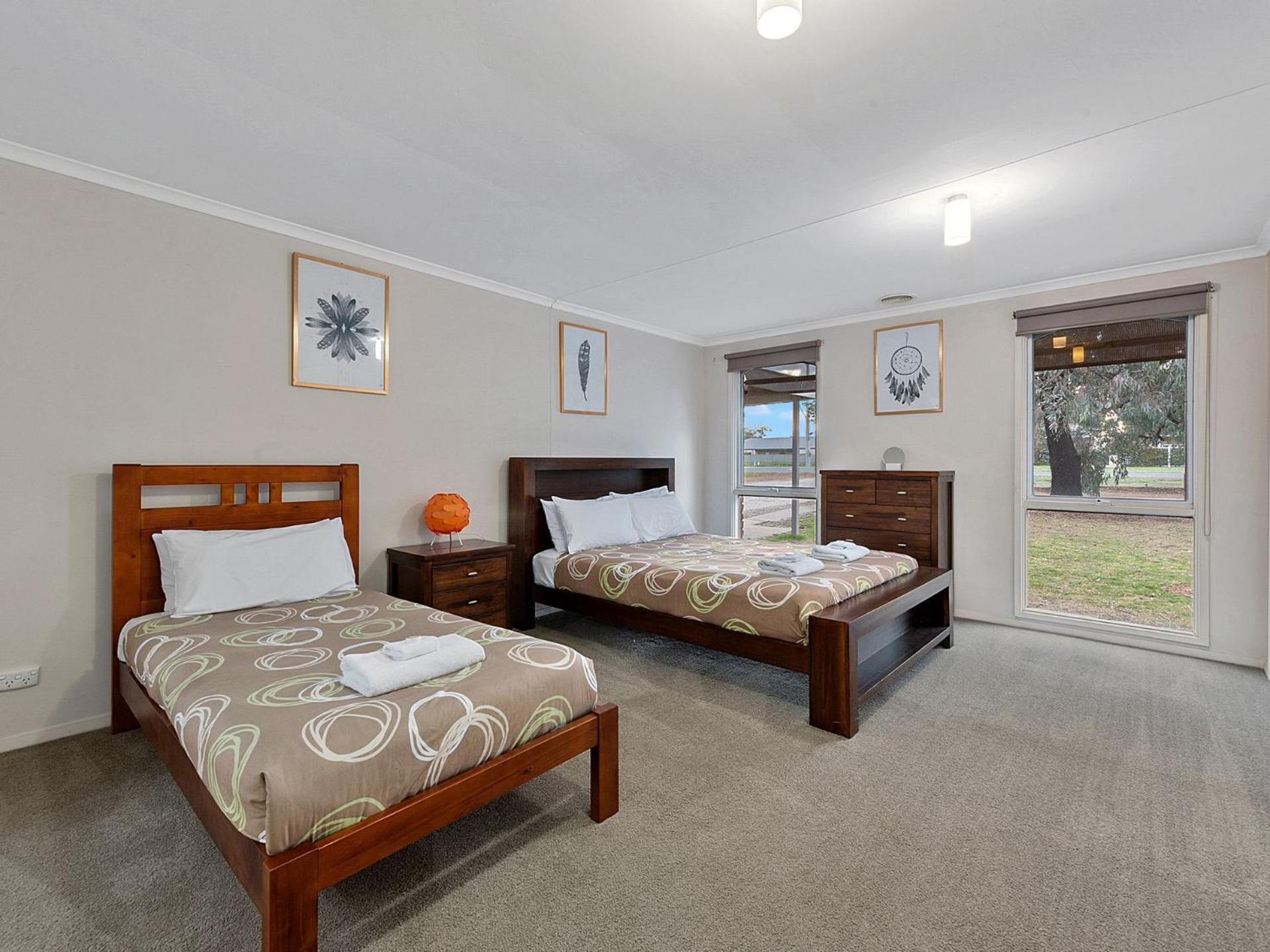 Five-Bedroom House photo 3