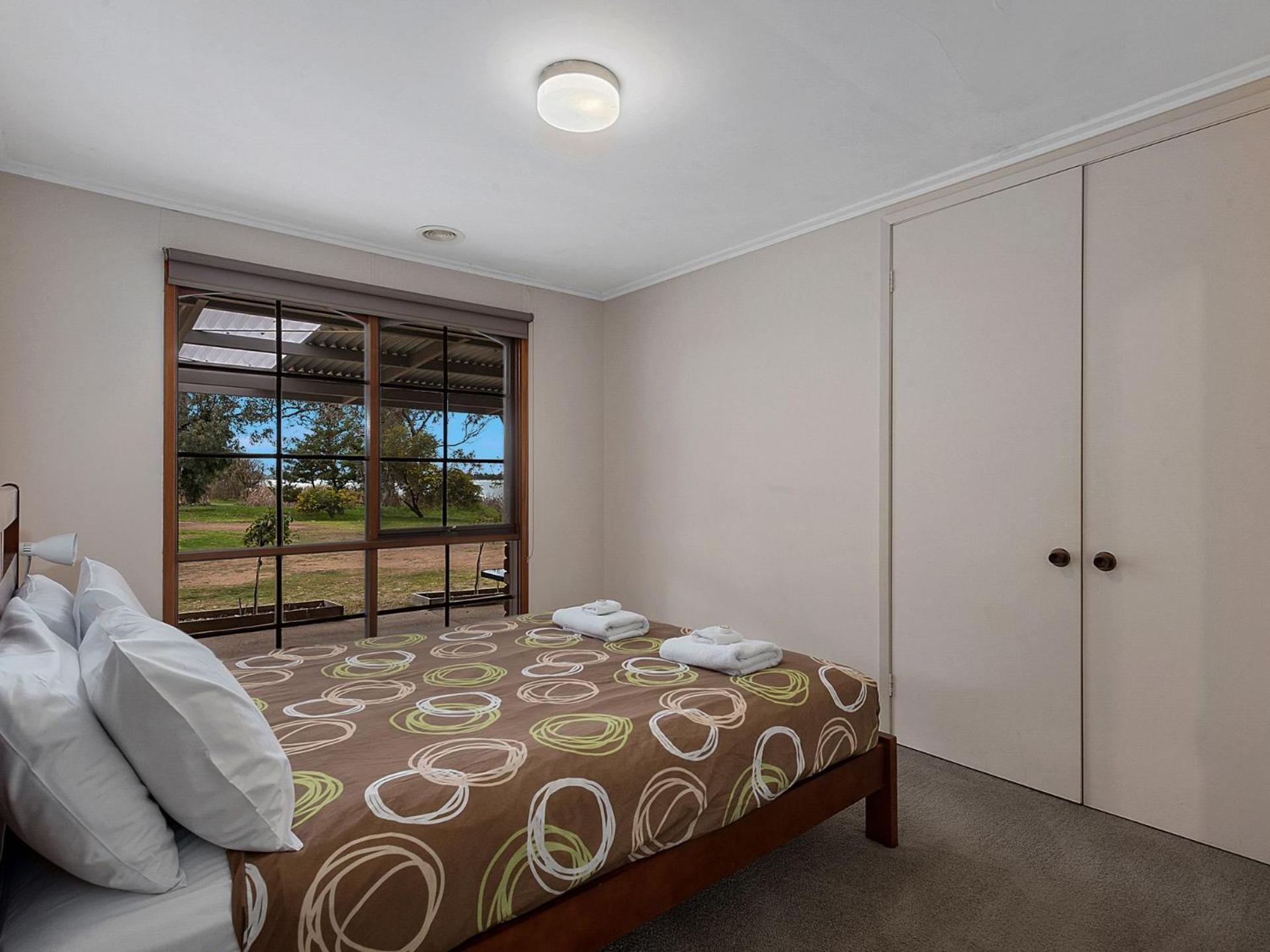 Five-Bedroom House photo 2