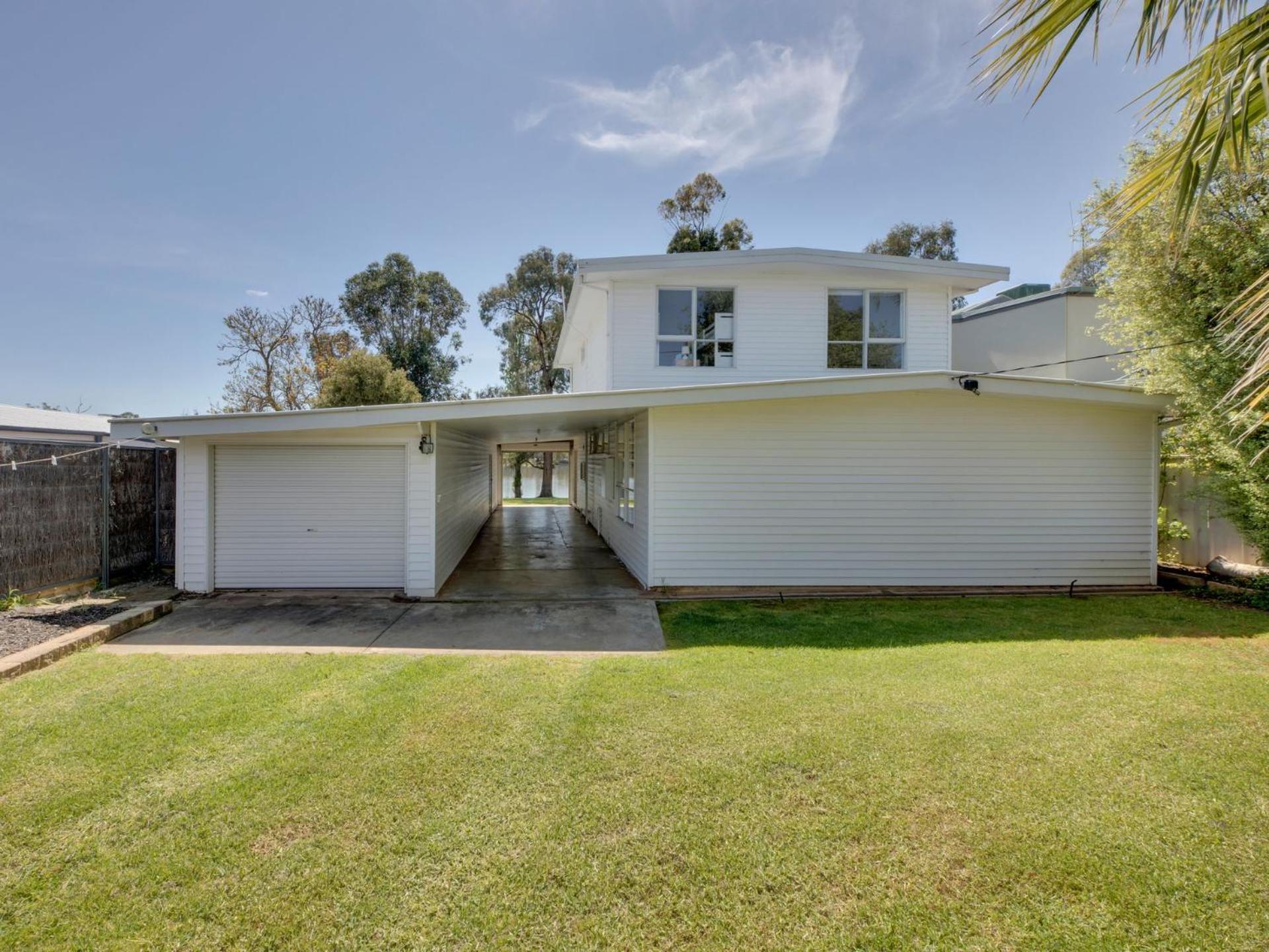 Four-Bedroom House photo 2