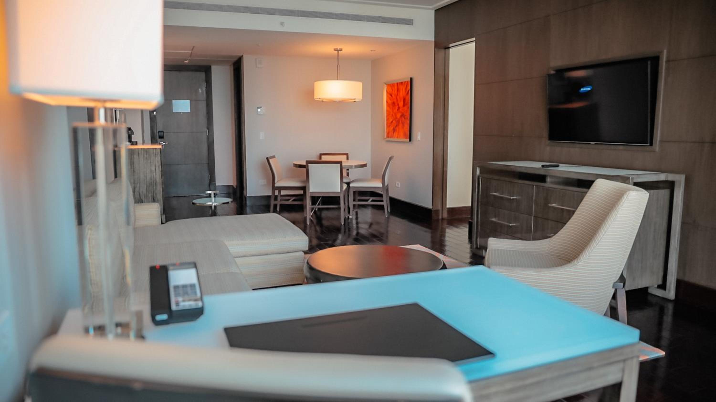 One-Bedroom Suite - Club Lounge Access/High Floor