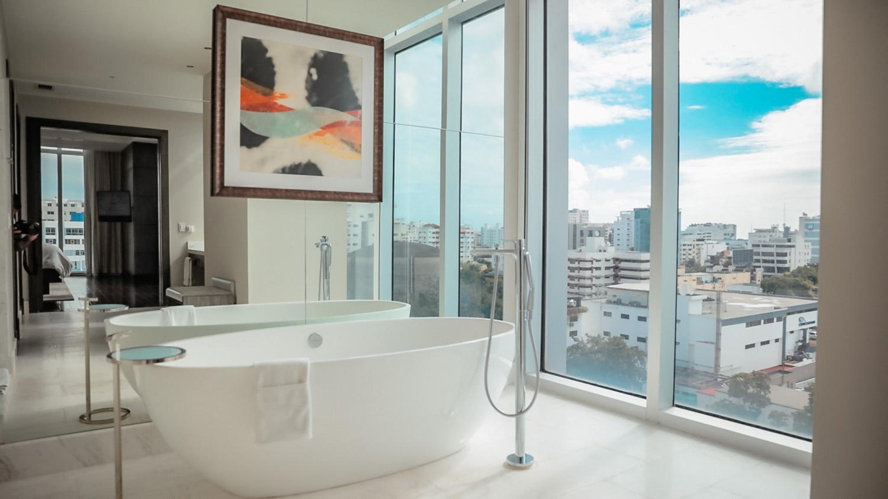 One-Bedroom Suite - Club Lounge Access/High Floor thumbnail 5