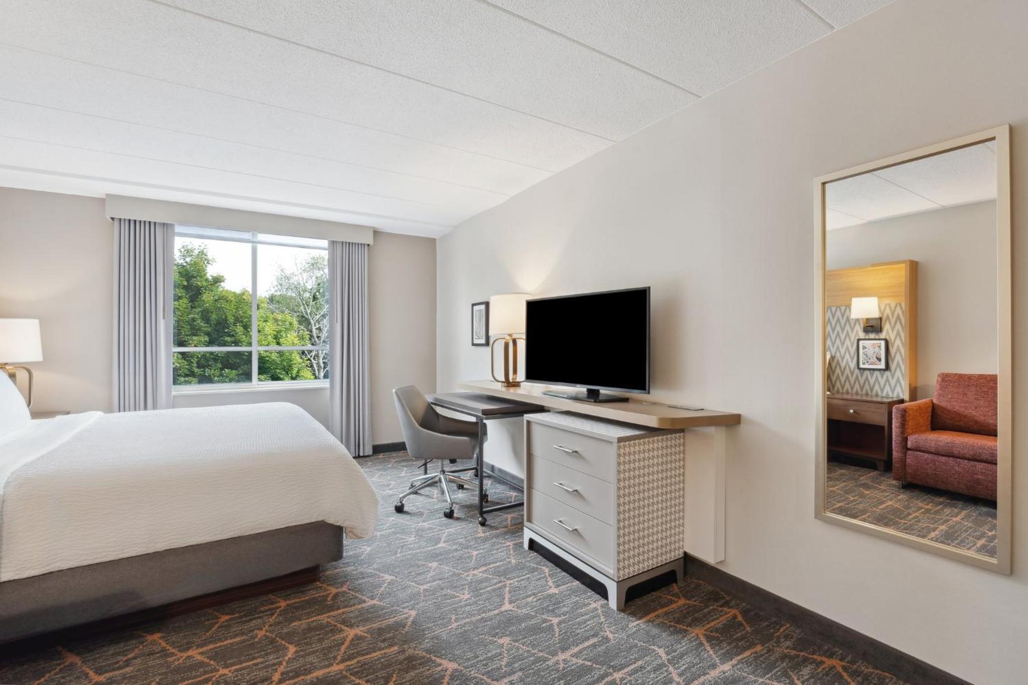Standard King Room with Sofa Bed - Photo 2
