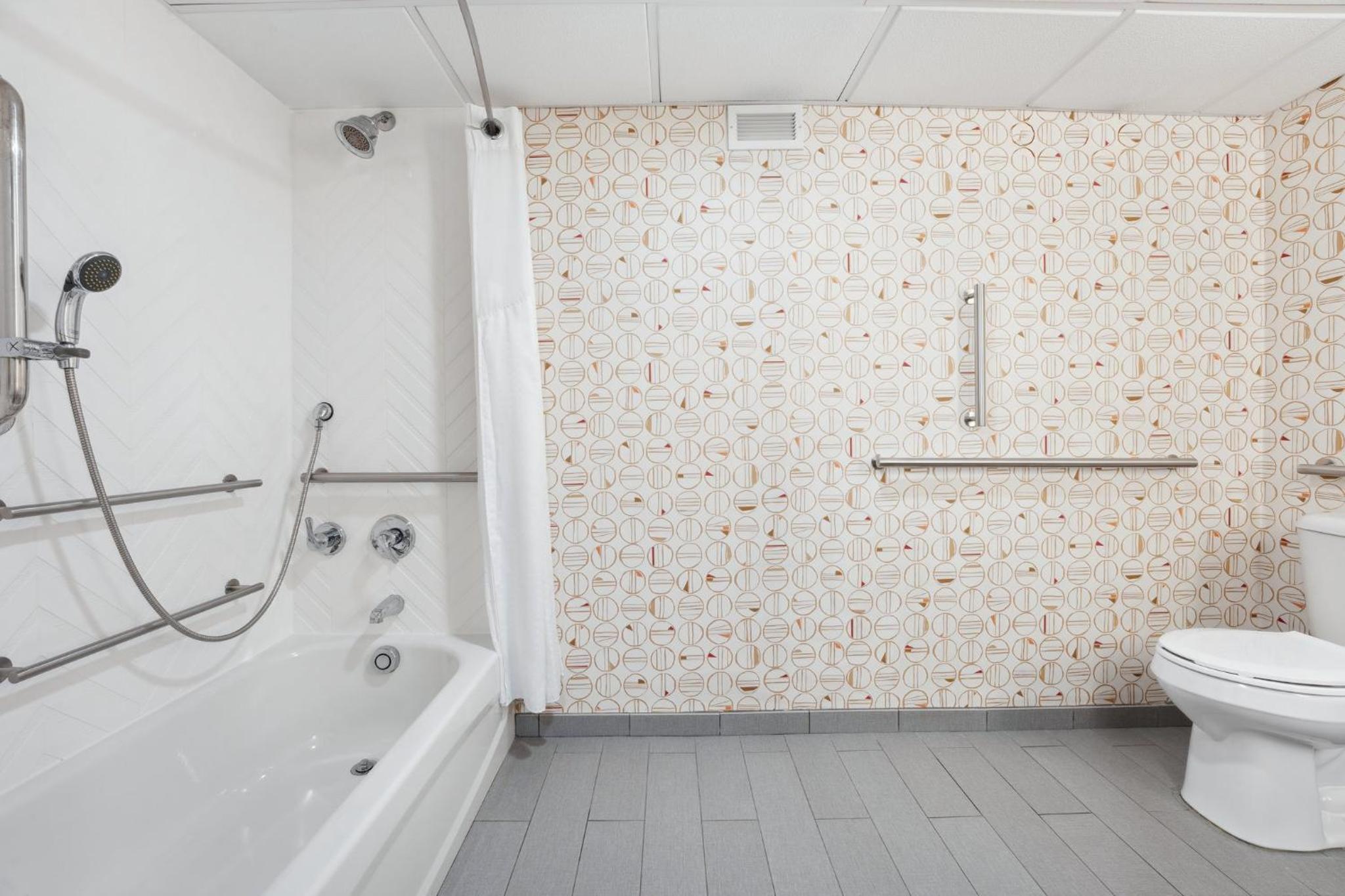 Deluxe Twin Room with Accessible Trans Shower - Non-Smoking - Photo 5