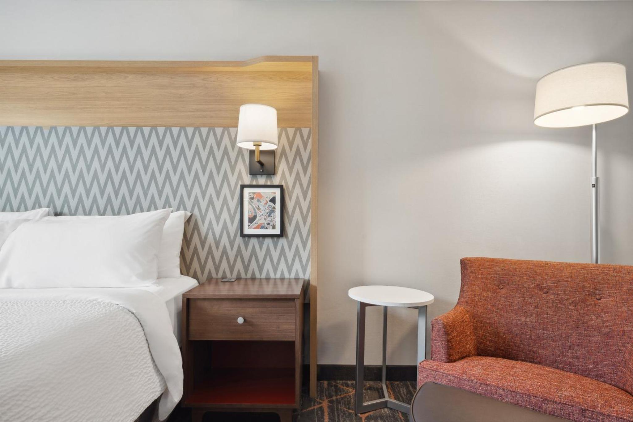 Standard King Room - Photo 12
