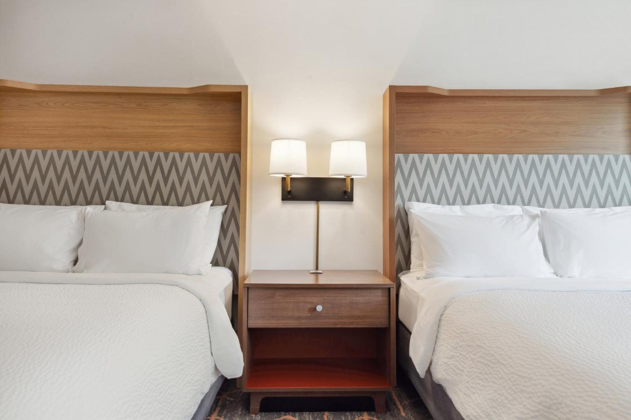 Standard Room with Two Queen Beds - Photo 8