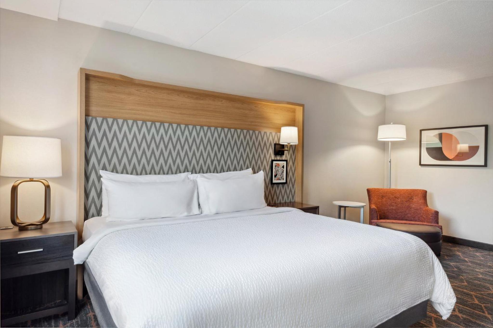Standard King Room - Photo 10