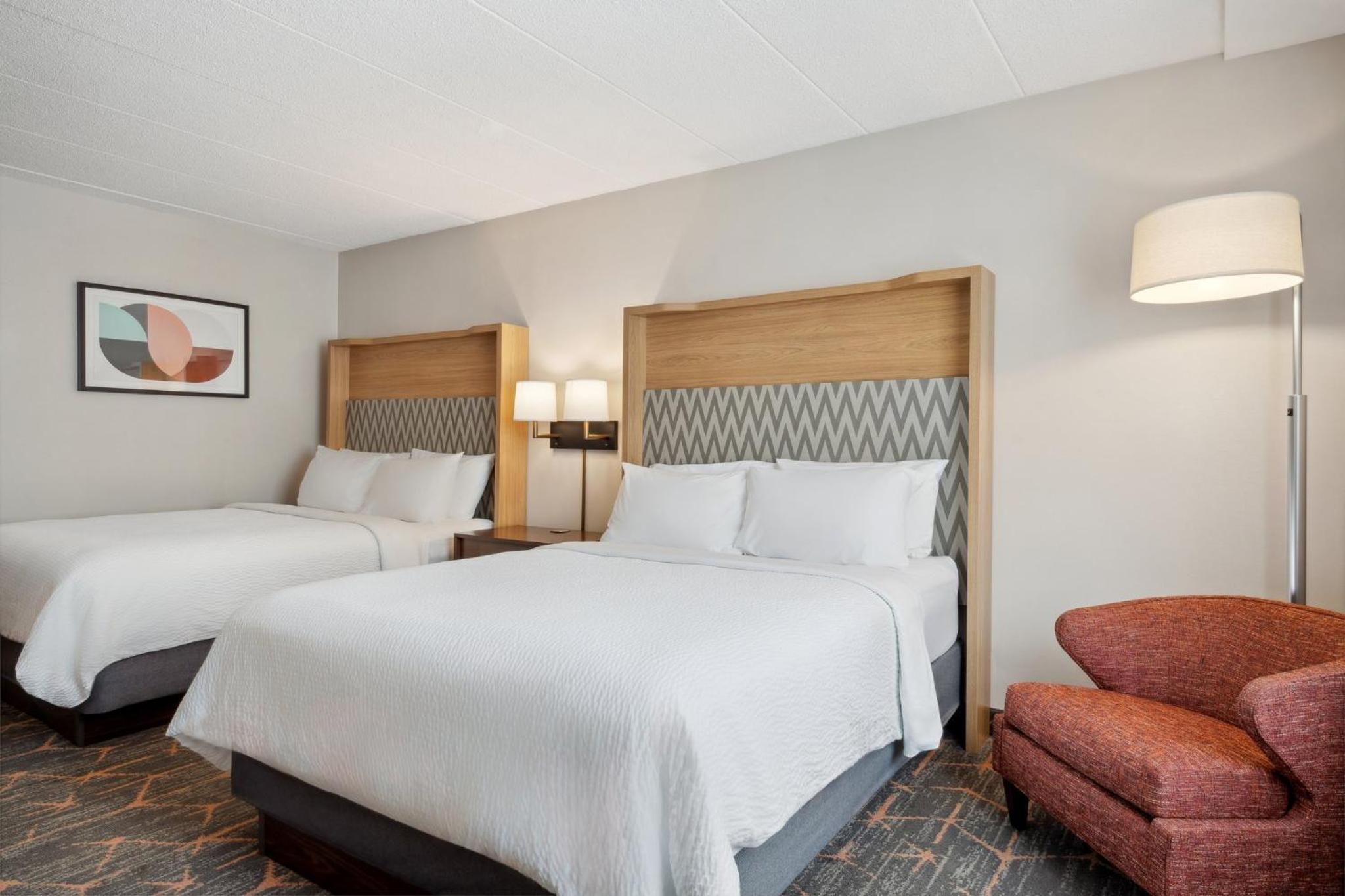 Standard Room with Two Queen Beds - Photo 6