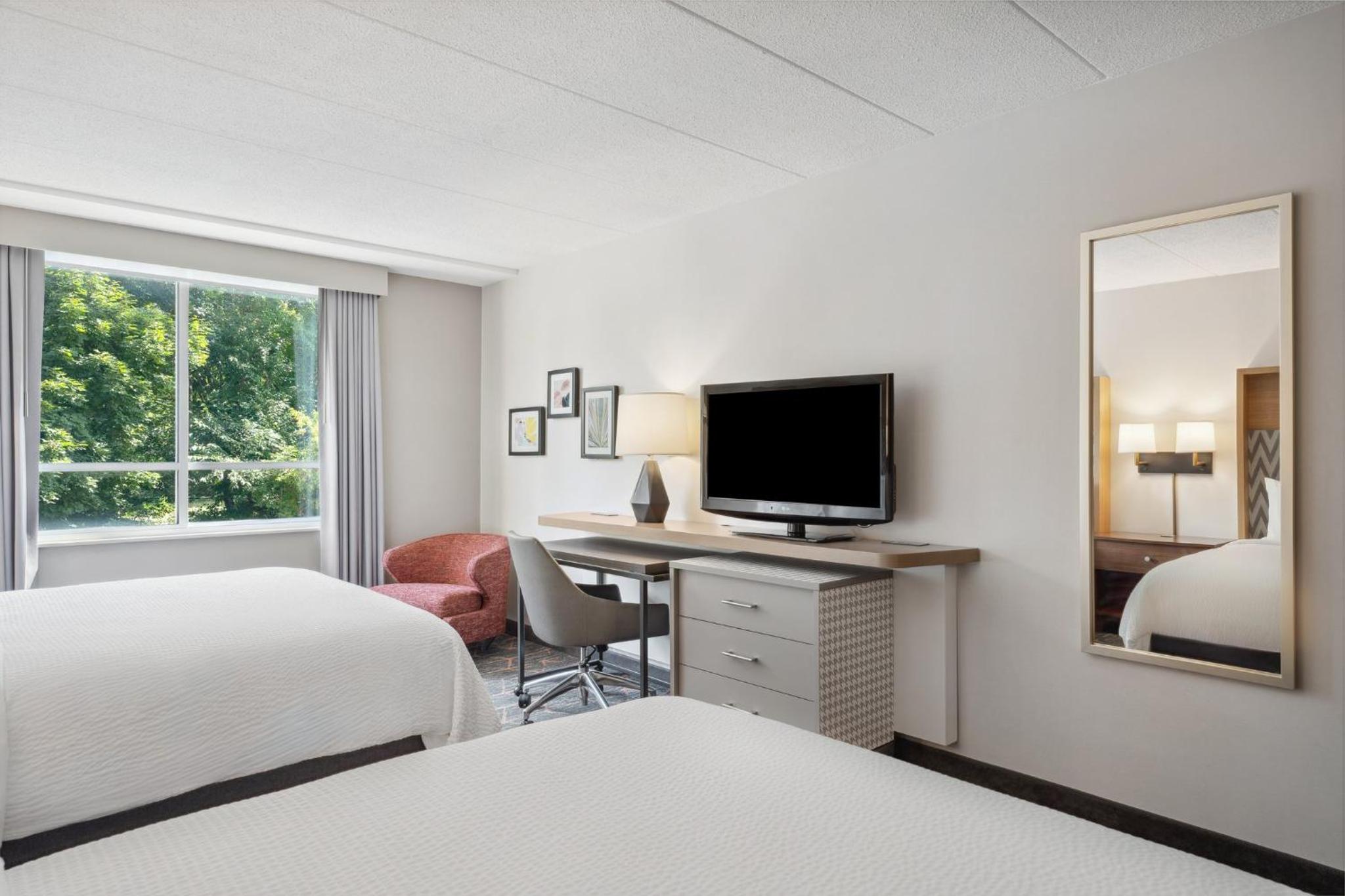 Standard Room with Two Queen Beds - Photo 7