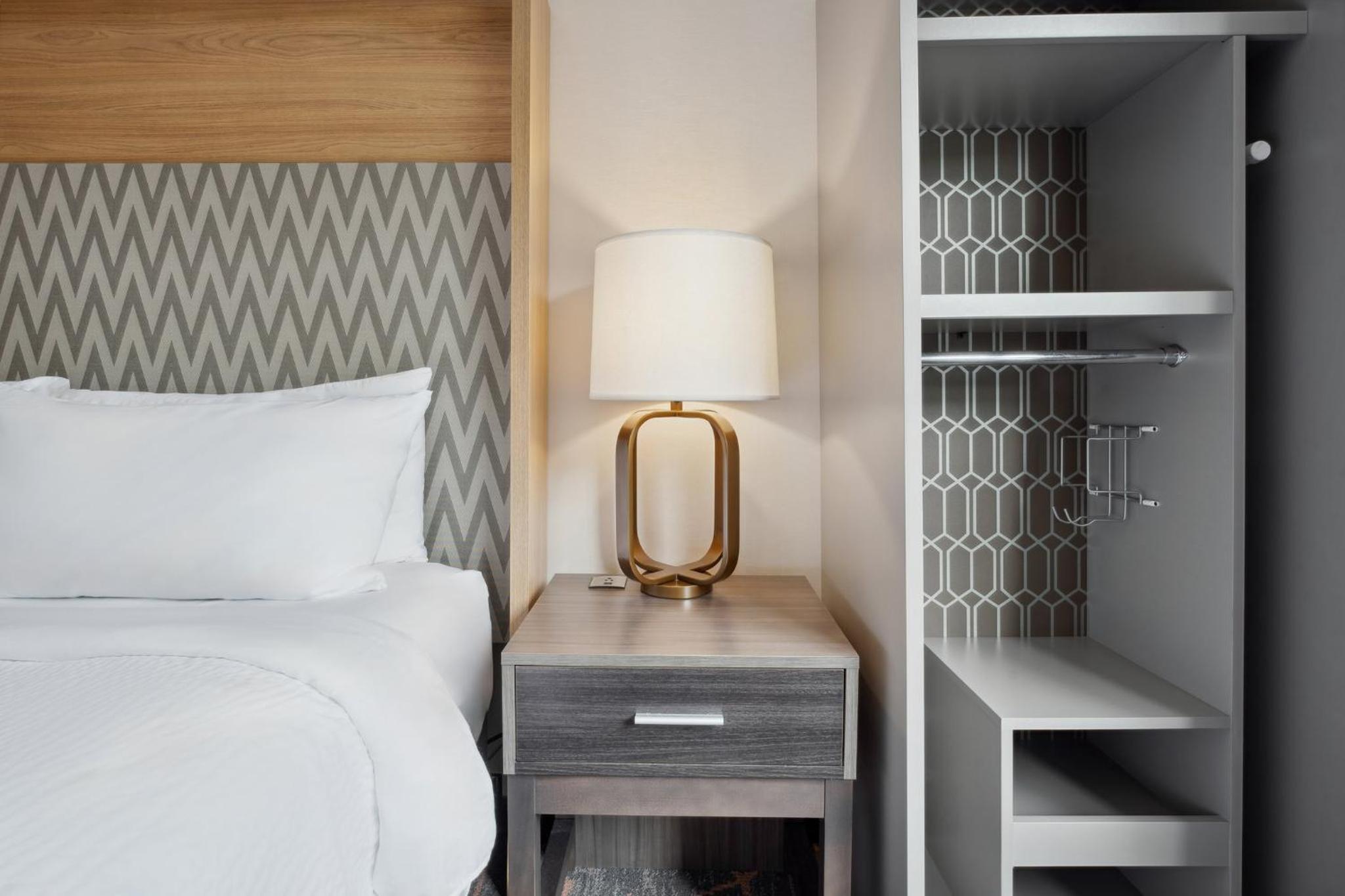 Standard King Room - Photo 6