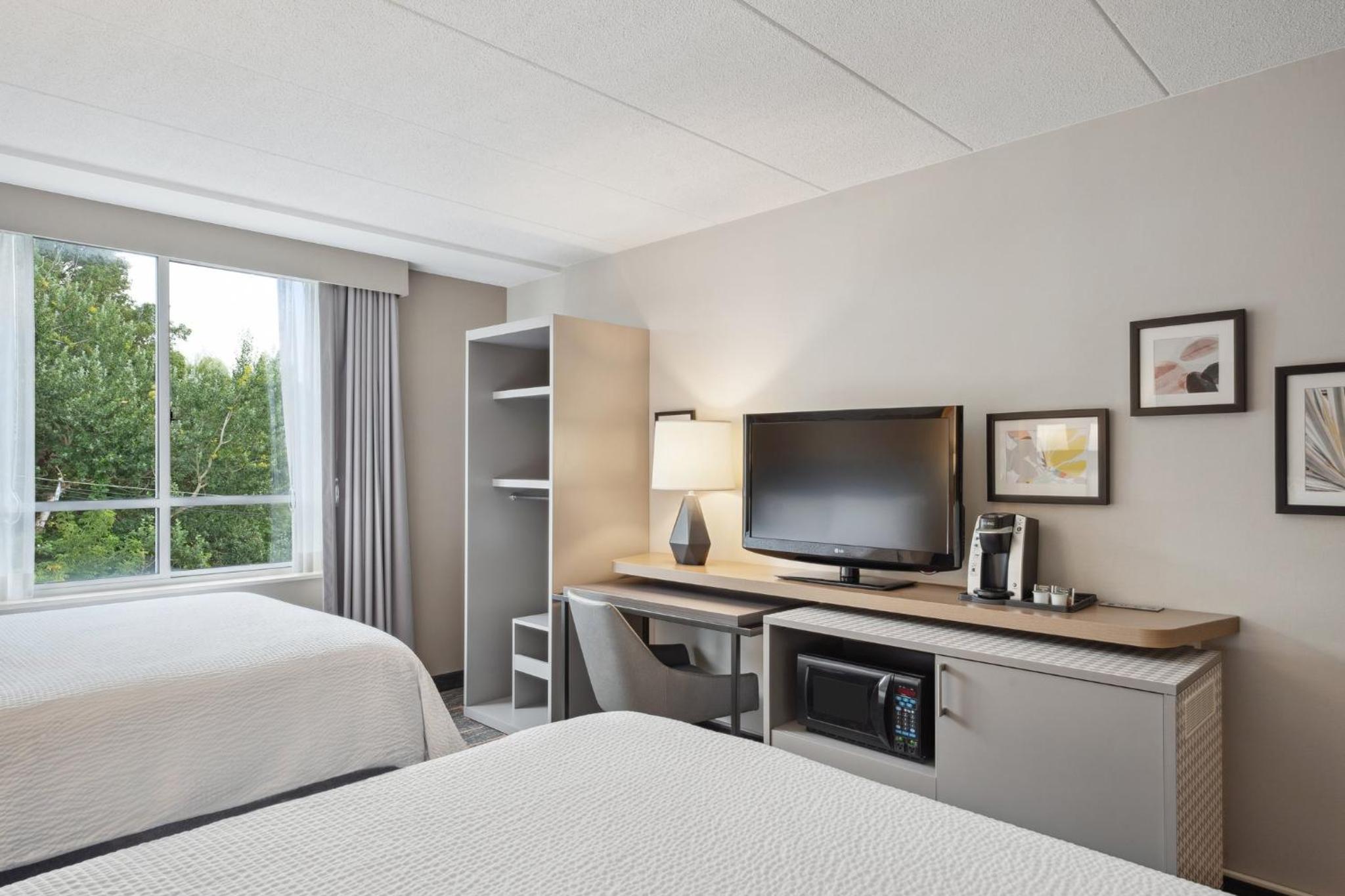 Standard Room with Two Queen Beds - Photo 4