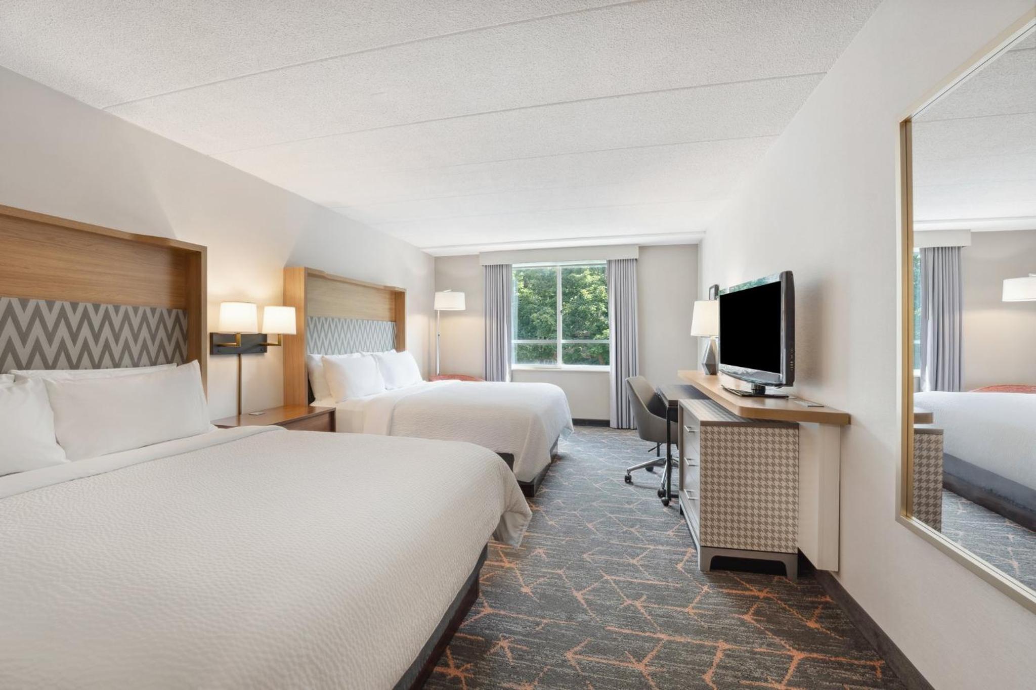 Standard Room with Two Queen Beds - Photo 3