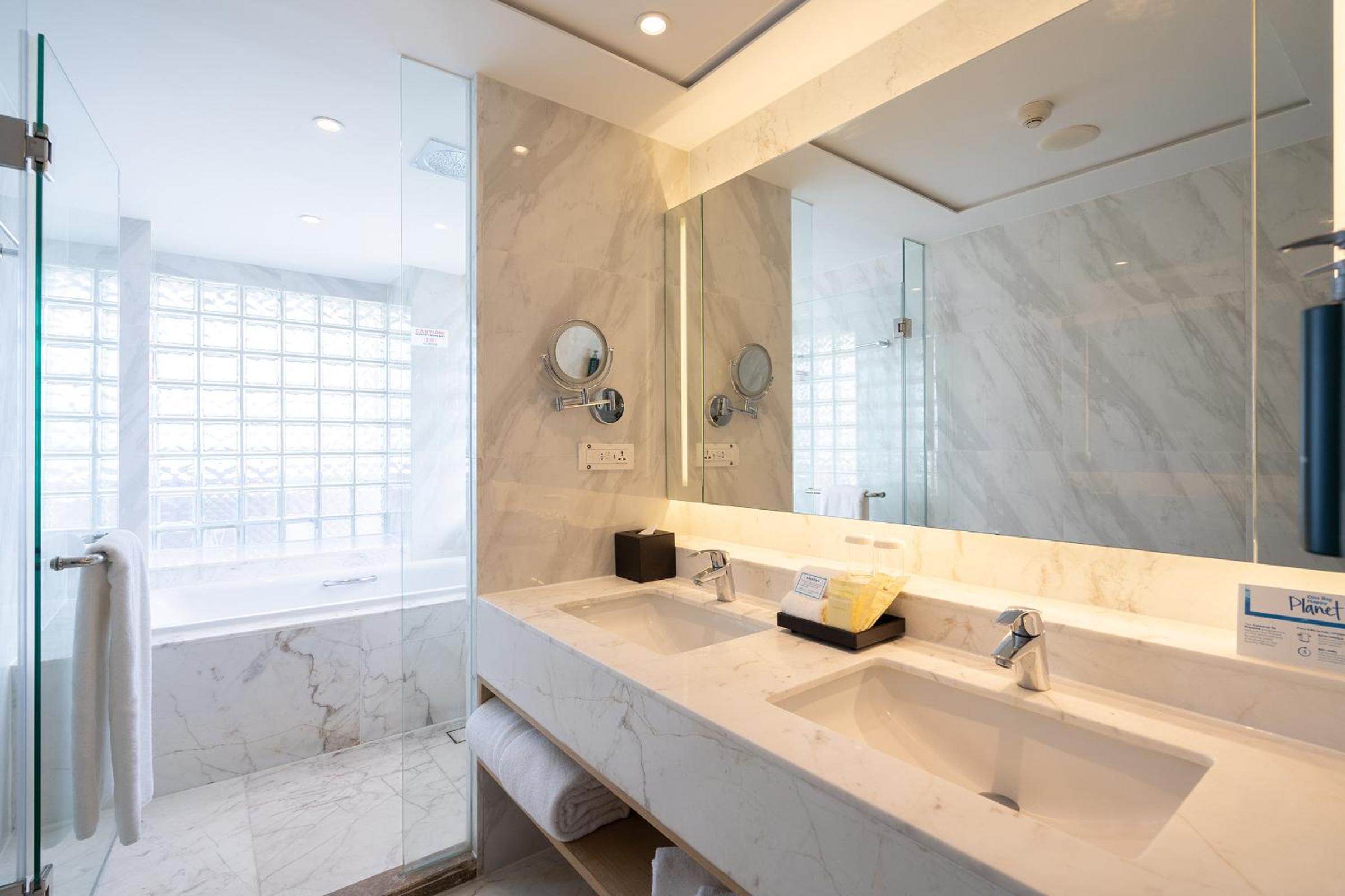 Executive King Junior Suite and Club Lounge Access photo 3