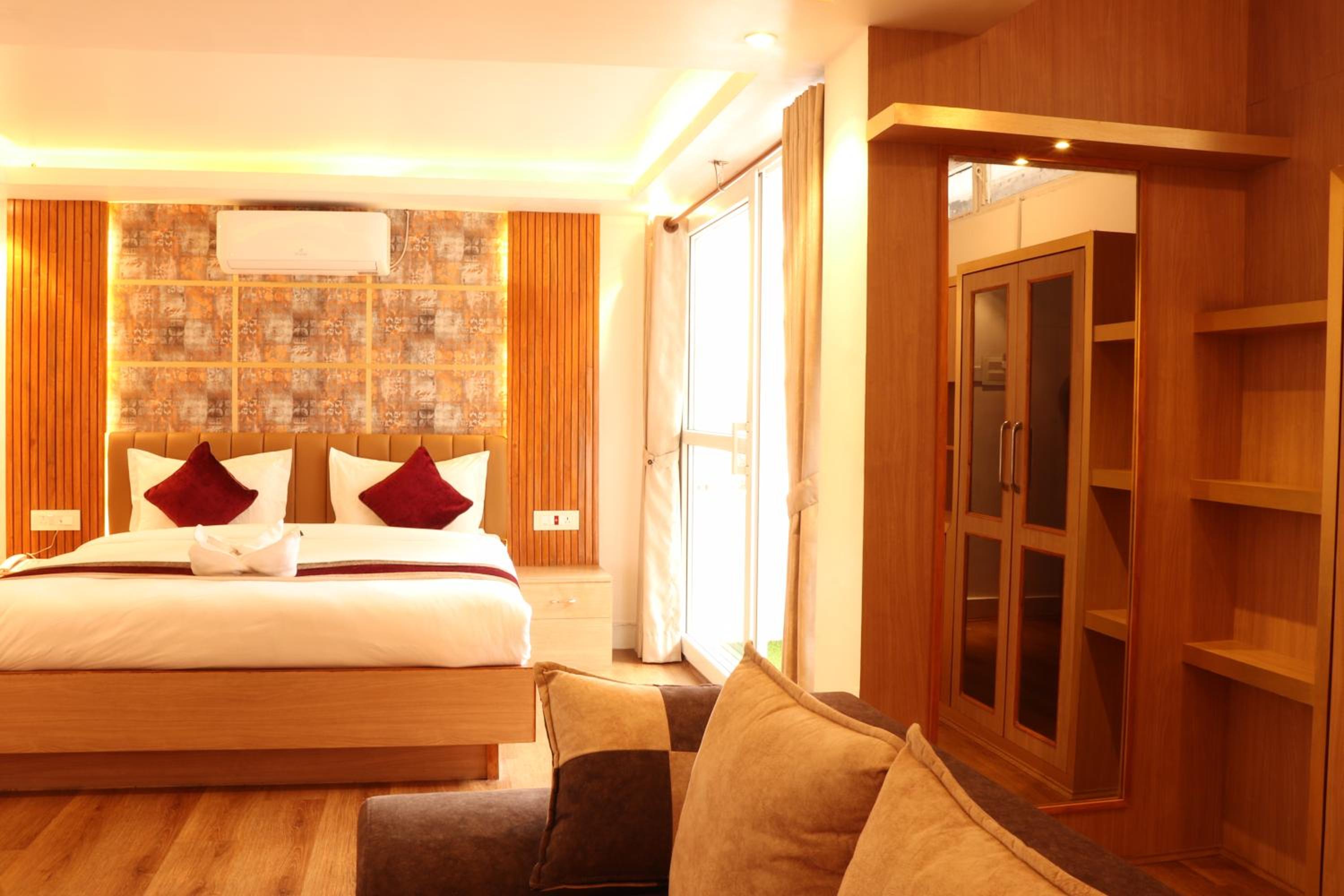 Suite with Balcony - Photo 4