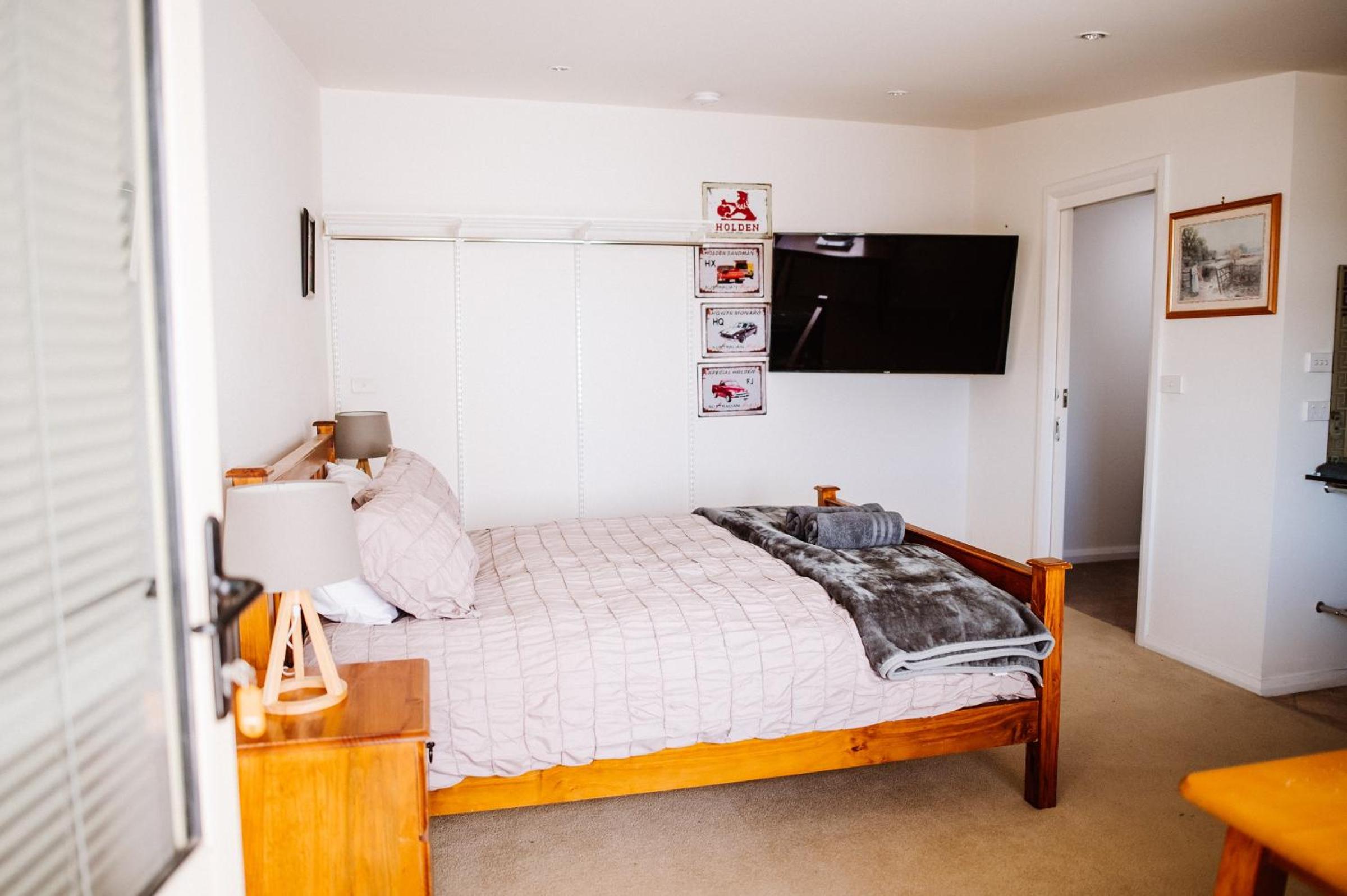One-Bedroom Apartment photo 1