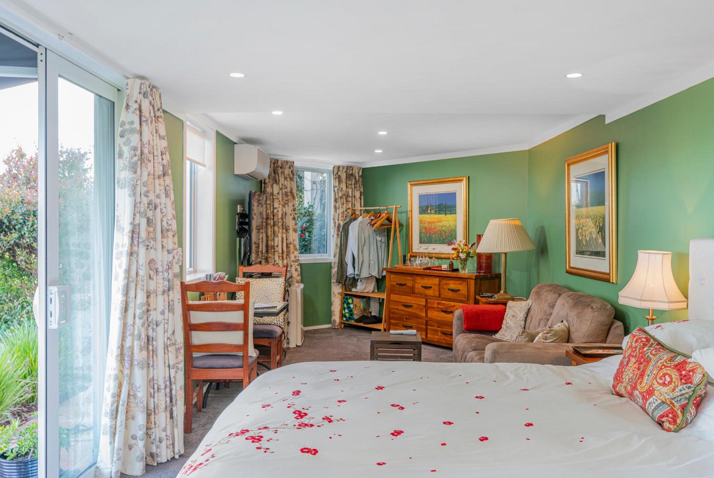 King Suite with Ocean View photo 3