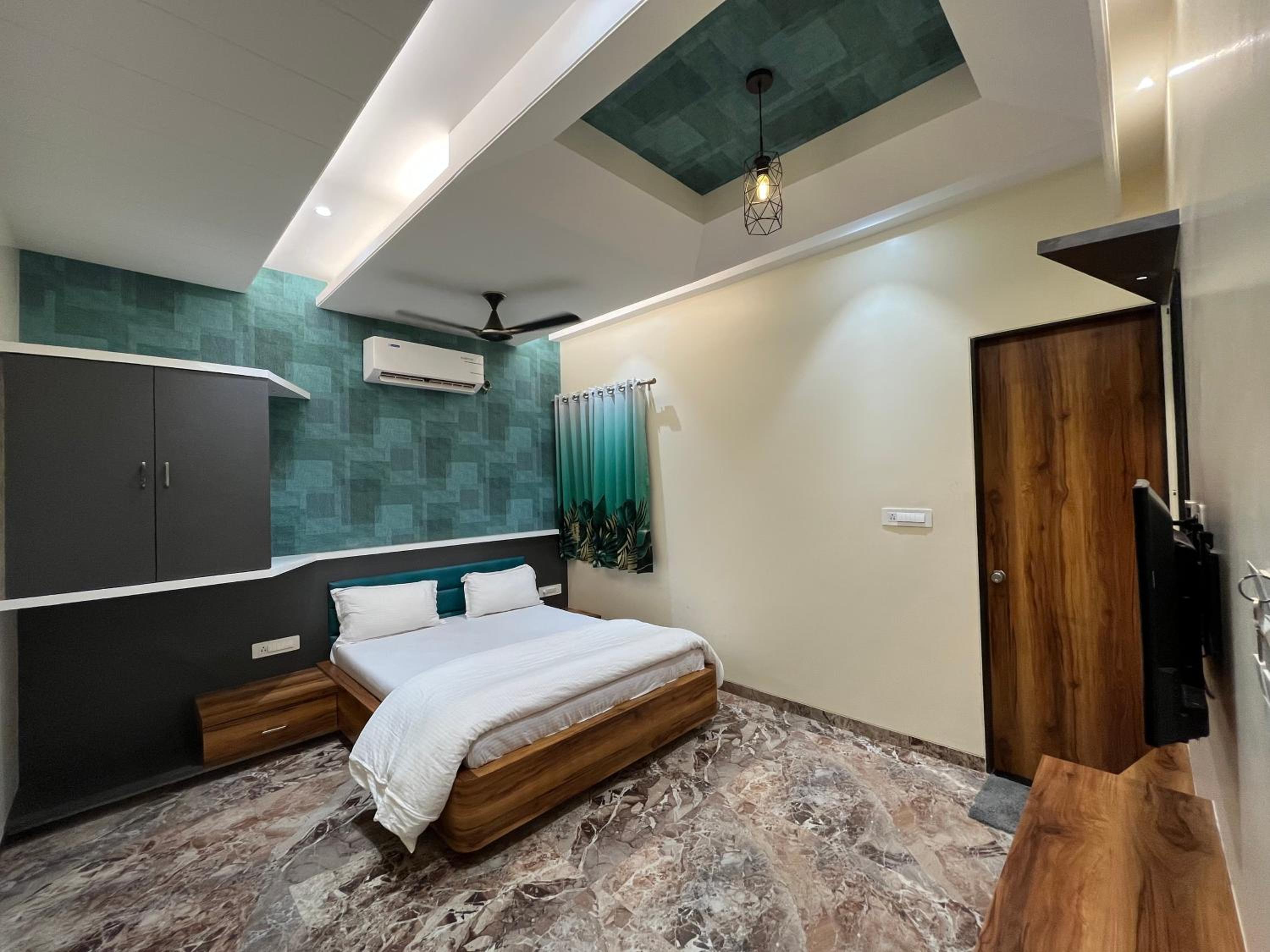 Deluxe Room (2 Adults + 1 Child) photo 3