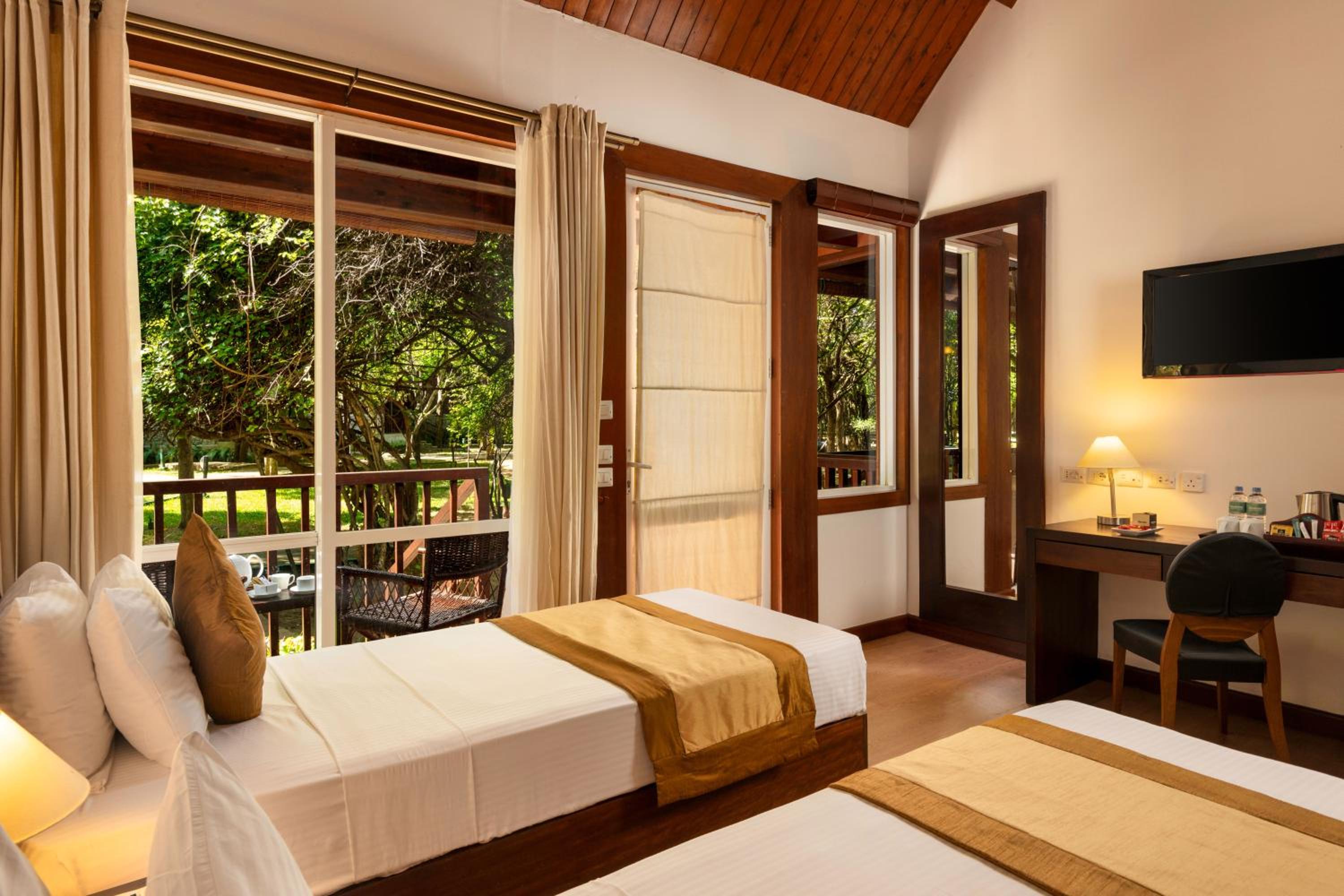Deluxe Room with a Complimentary 15-minute Ayurveda Spa treatment per reservation photo 2