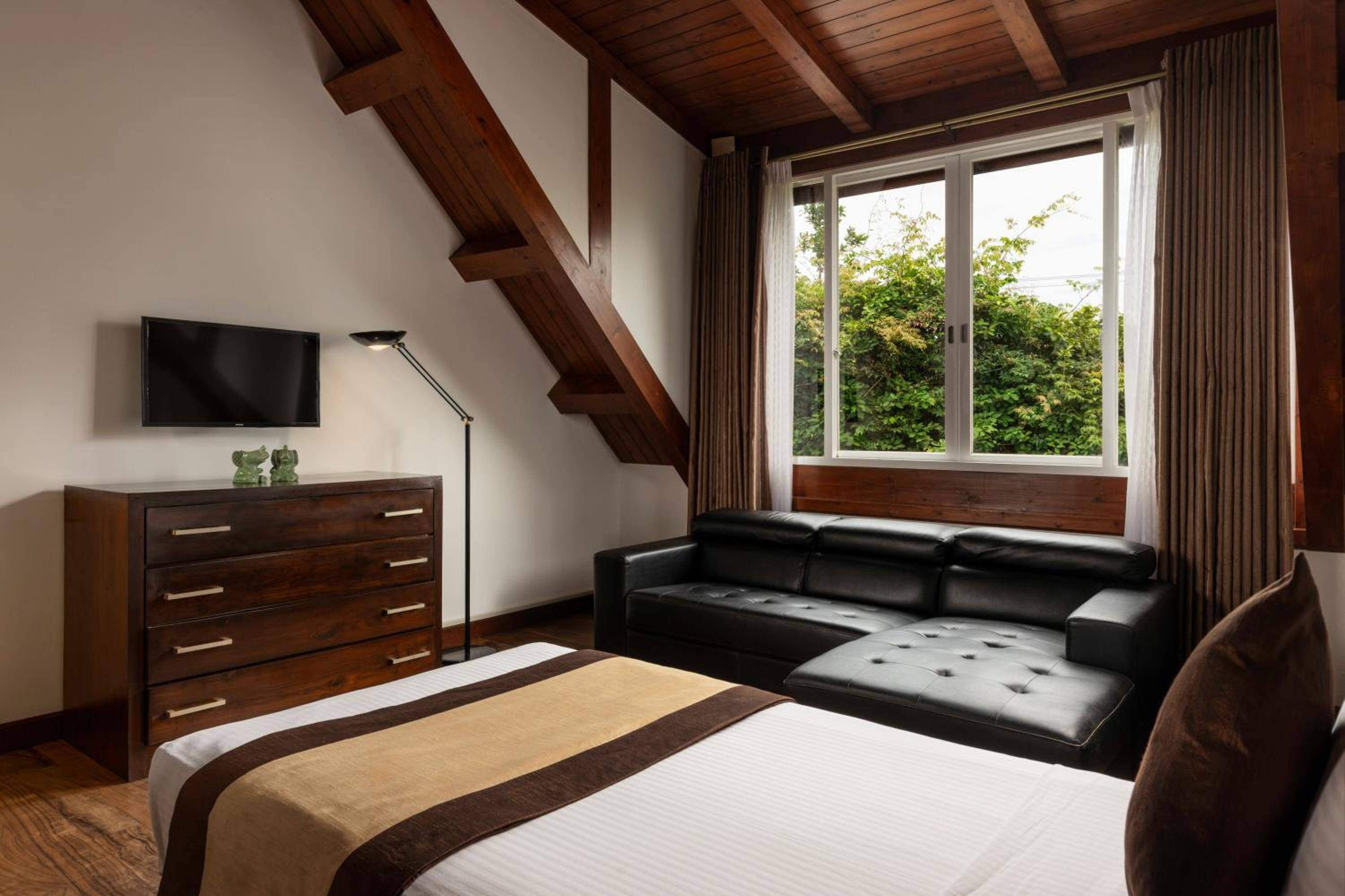 Garden Suite with a Complimentary 15-minute Ayurveda Spa treatment per reservation  photo 2