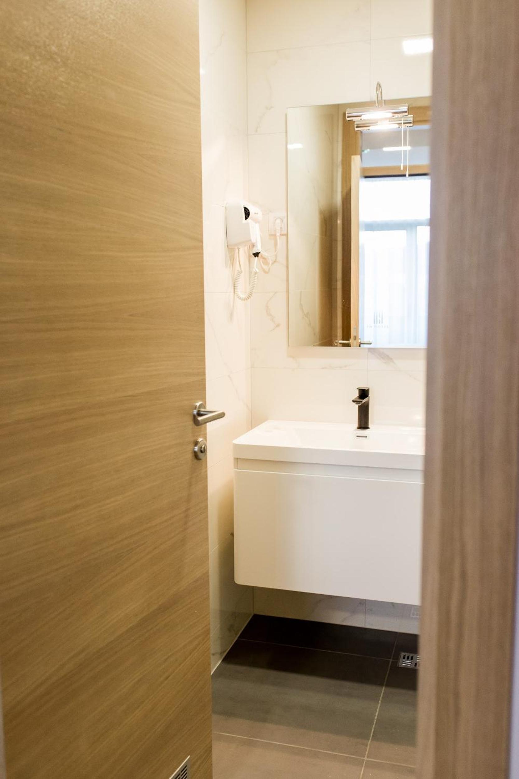 Twin Room - Photo 3