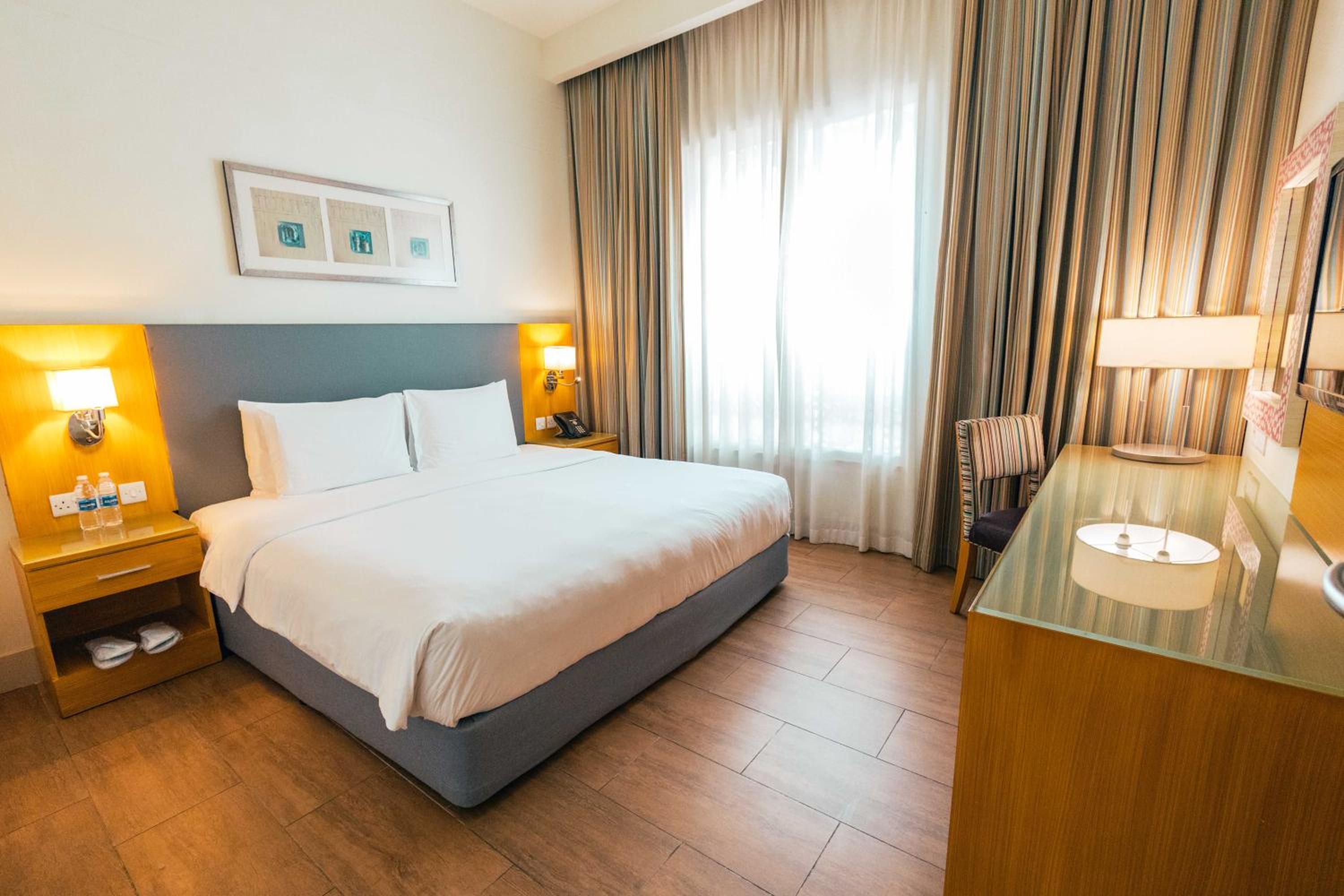  Executive Suite with Balcony and Garden View - Photo 8