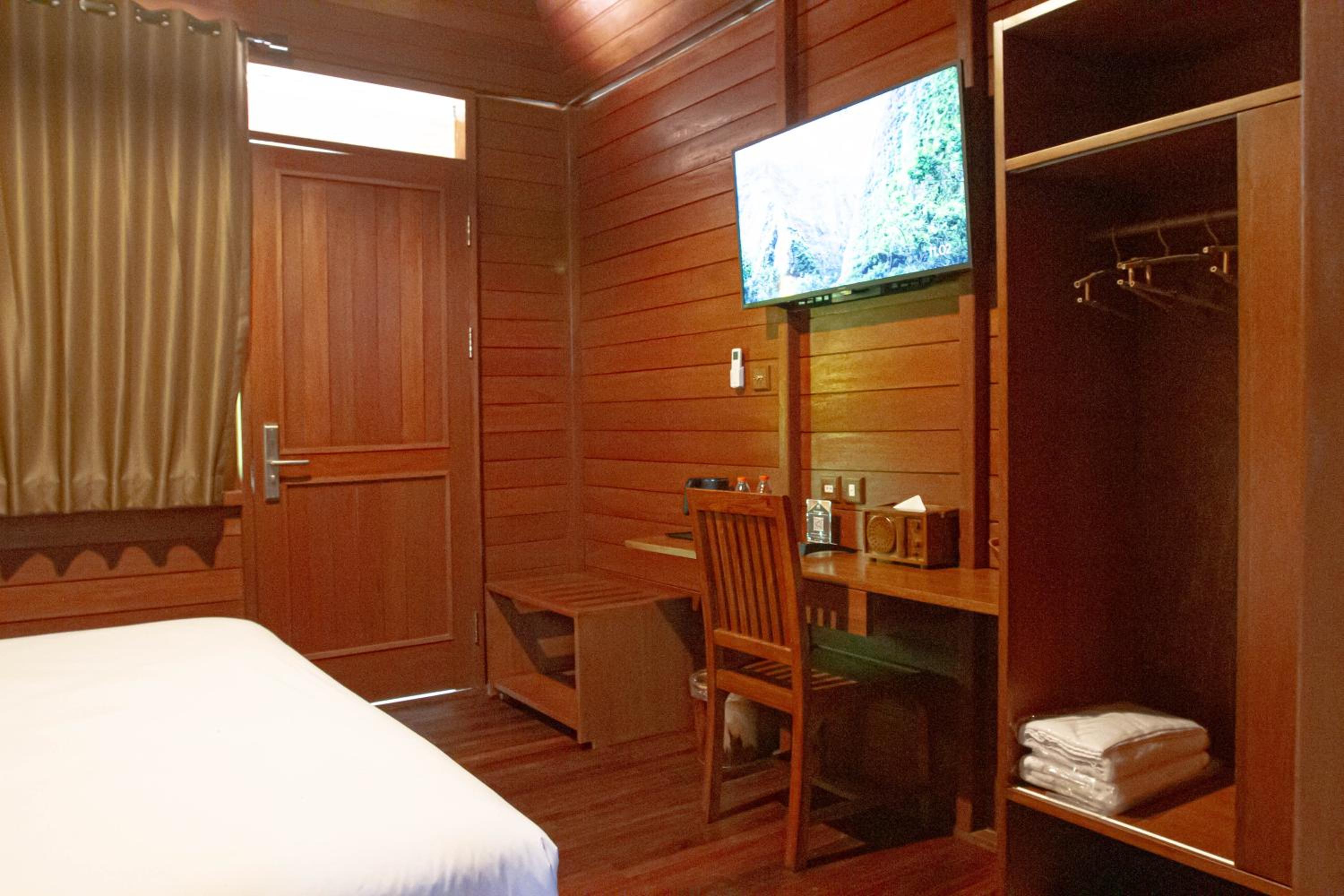 Deluxe Double Room (2 Adults + 1 Child) - Photo 15