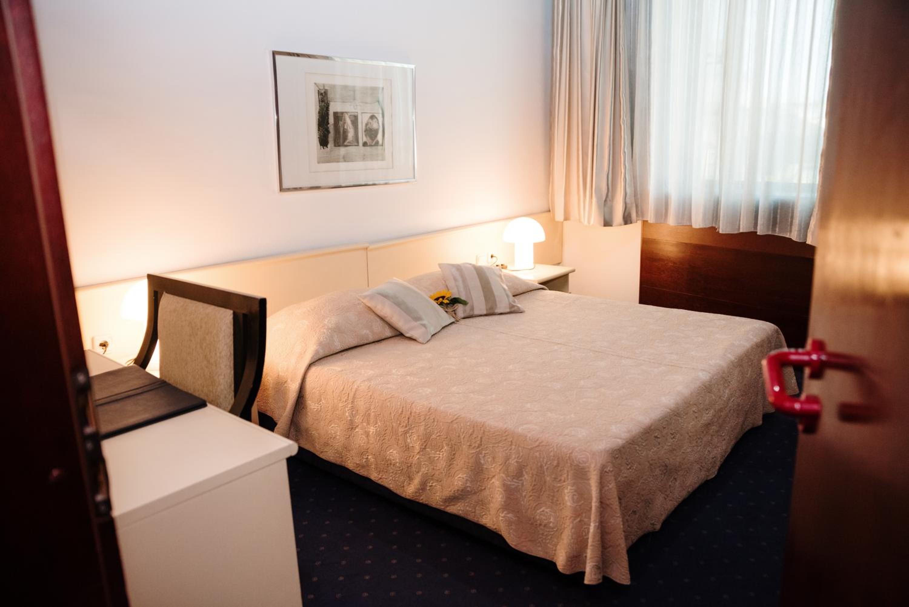 Bed & Sleeping Area