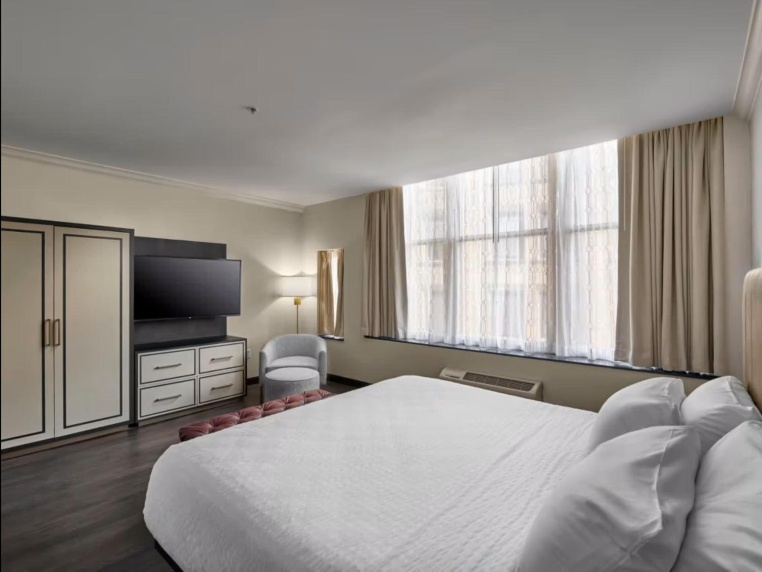One-Bedroom Suite - Photo 1