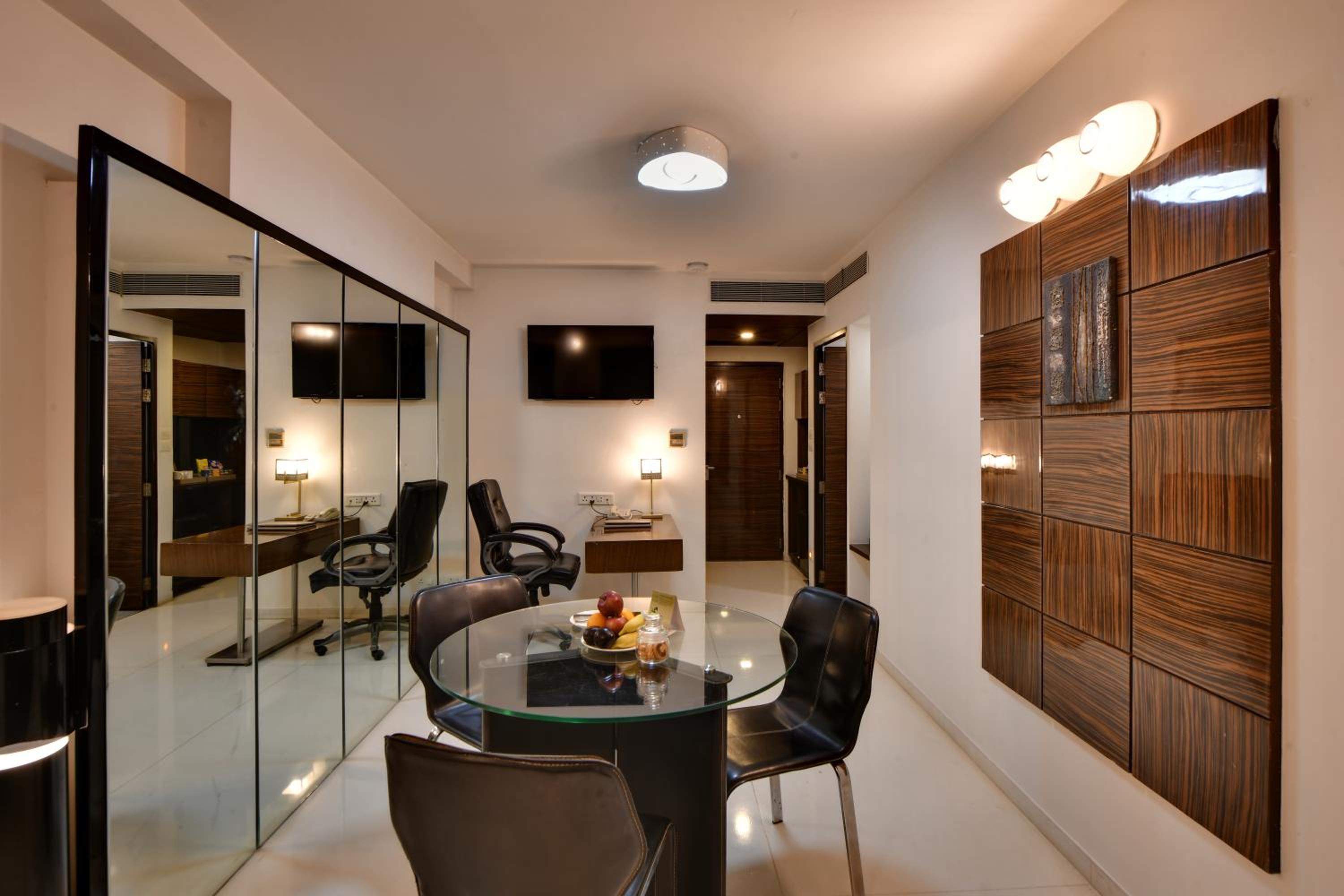 Hazel Suite - Photo 2