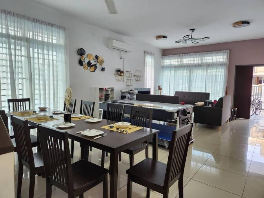 Five-Bedroom House photo 1