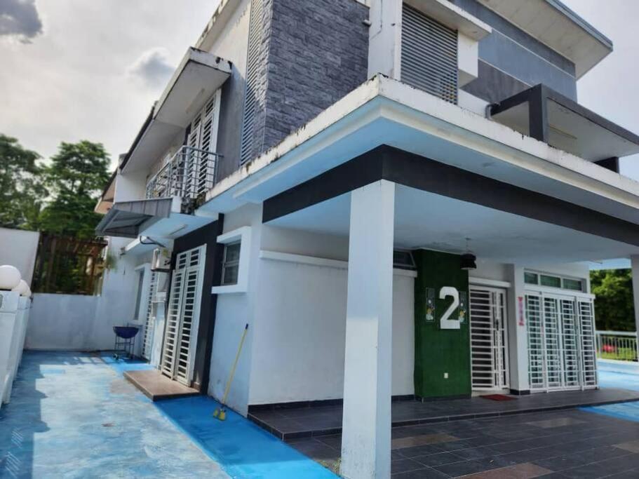 Five-Bedroom House photo 2