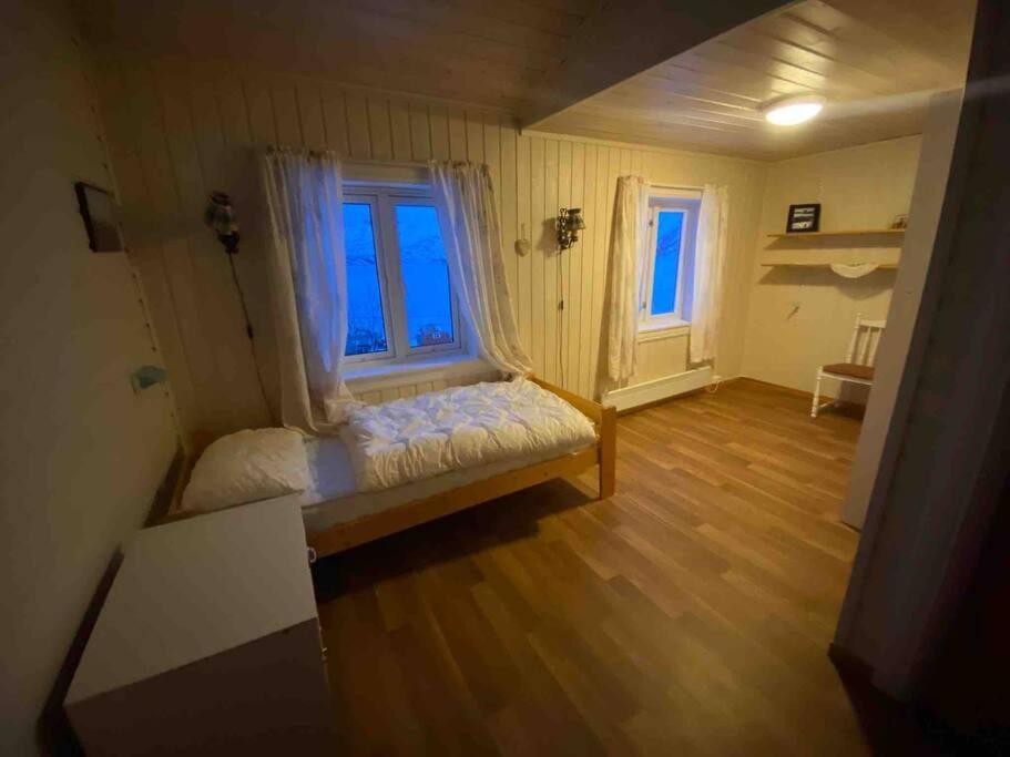 Five-Bedroom House photo 3
