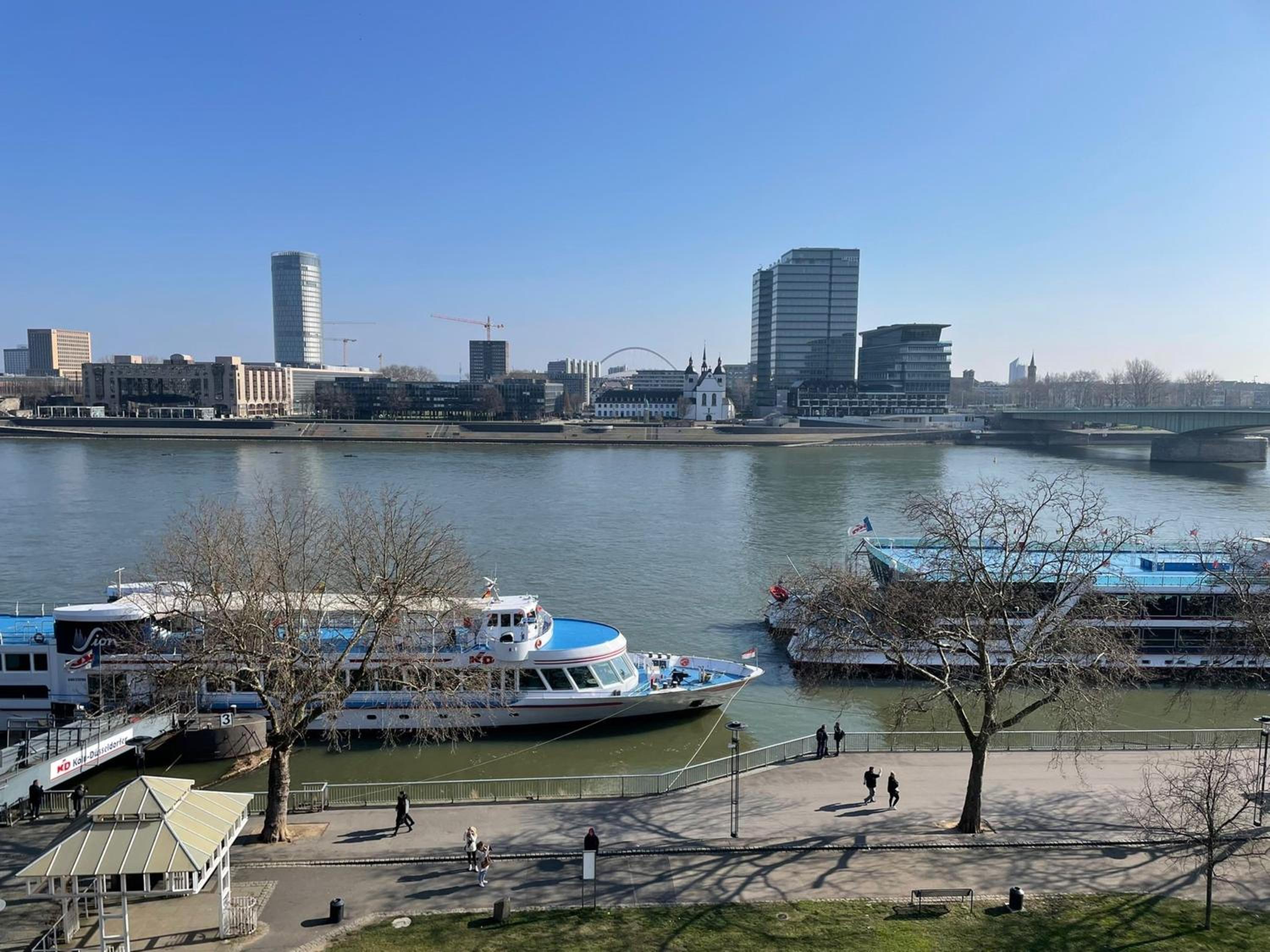 Large Double Room with River View - Photo 11