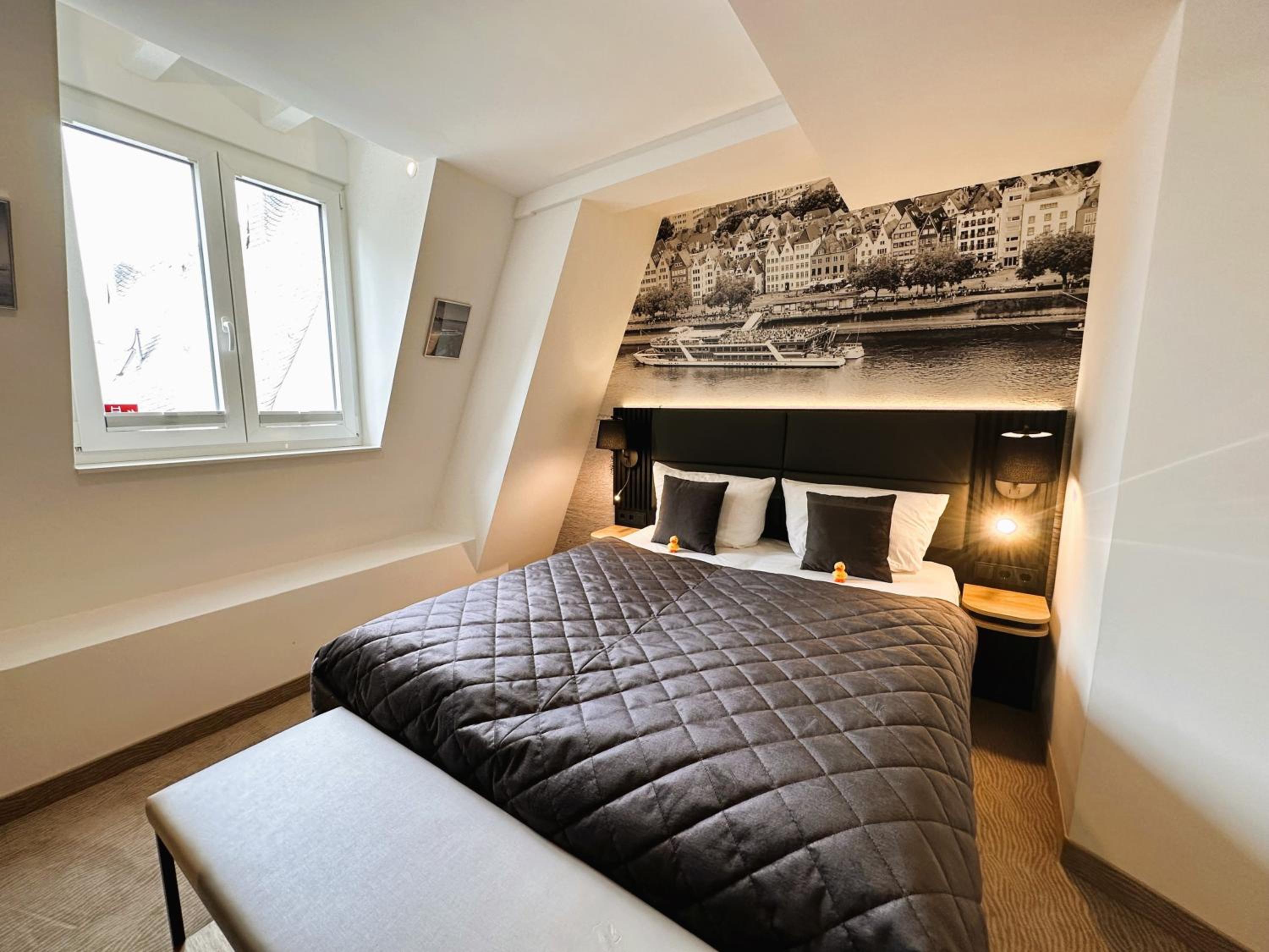 Large Double Room with Old Town View - Photo 23