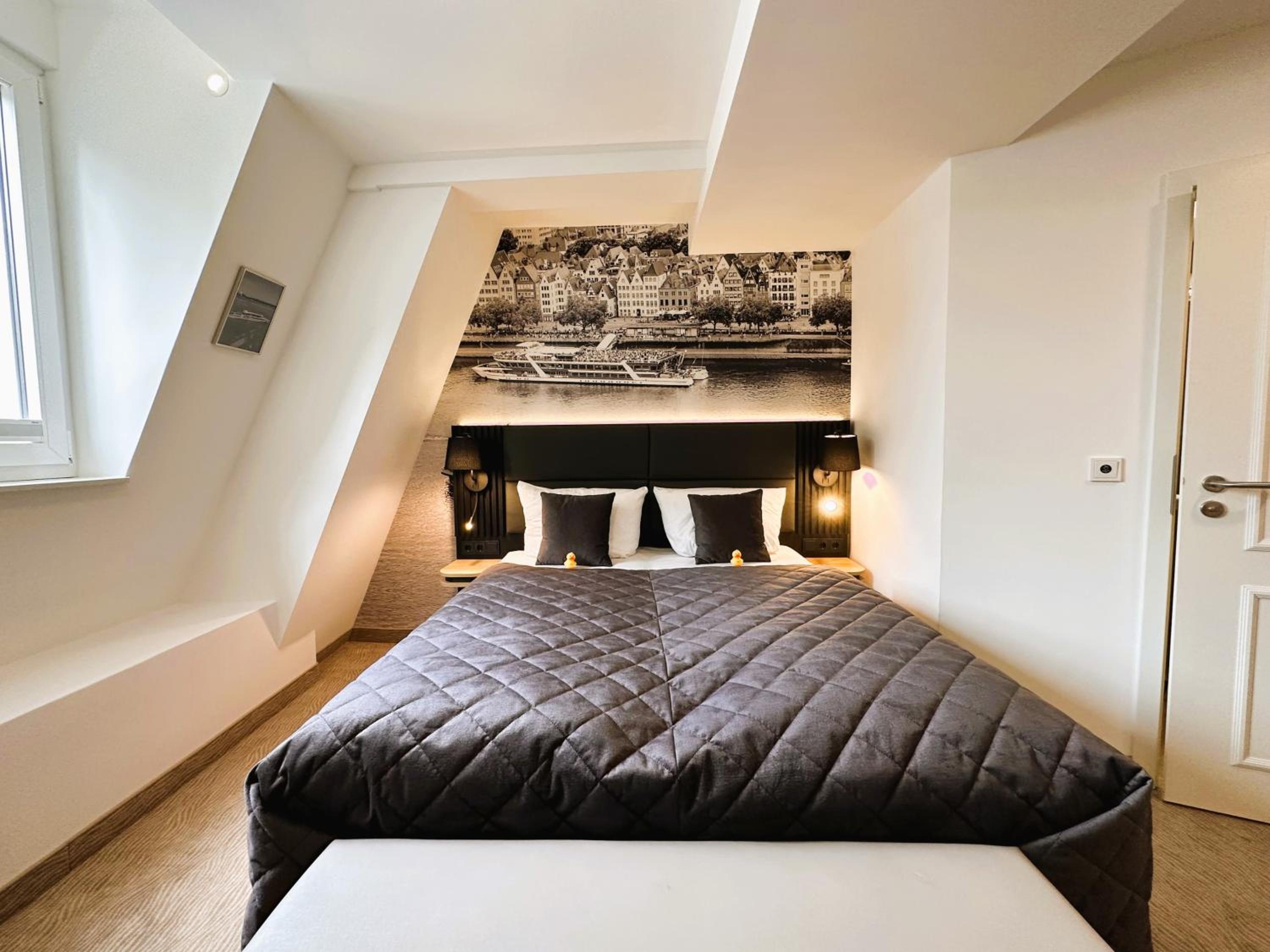 Large Double Room with Old Town View - Photo 7