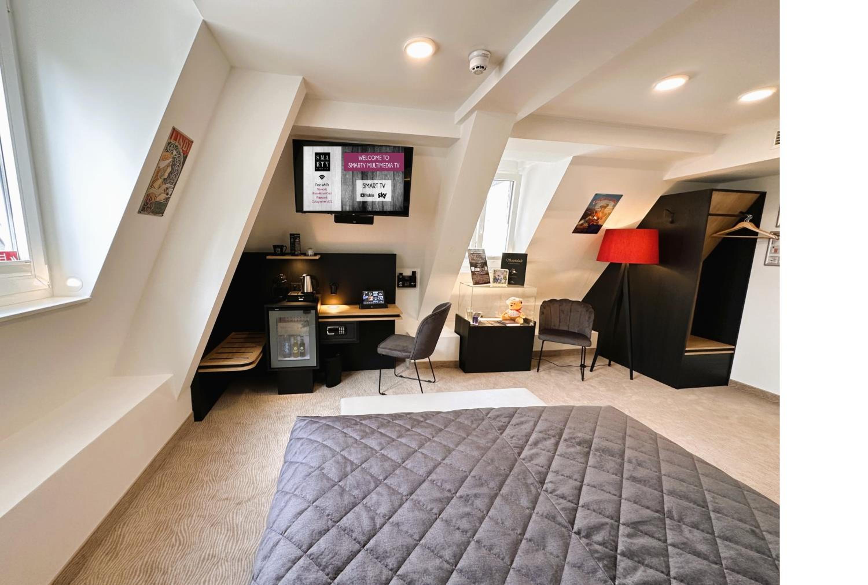 Large Double Room with Old Town View - Photo 24