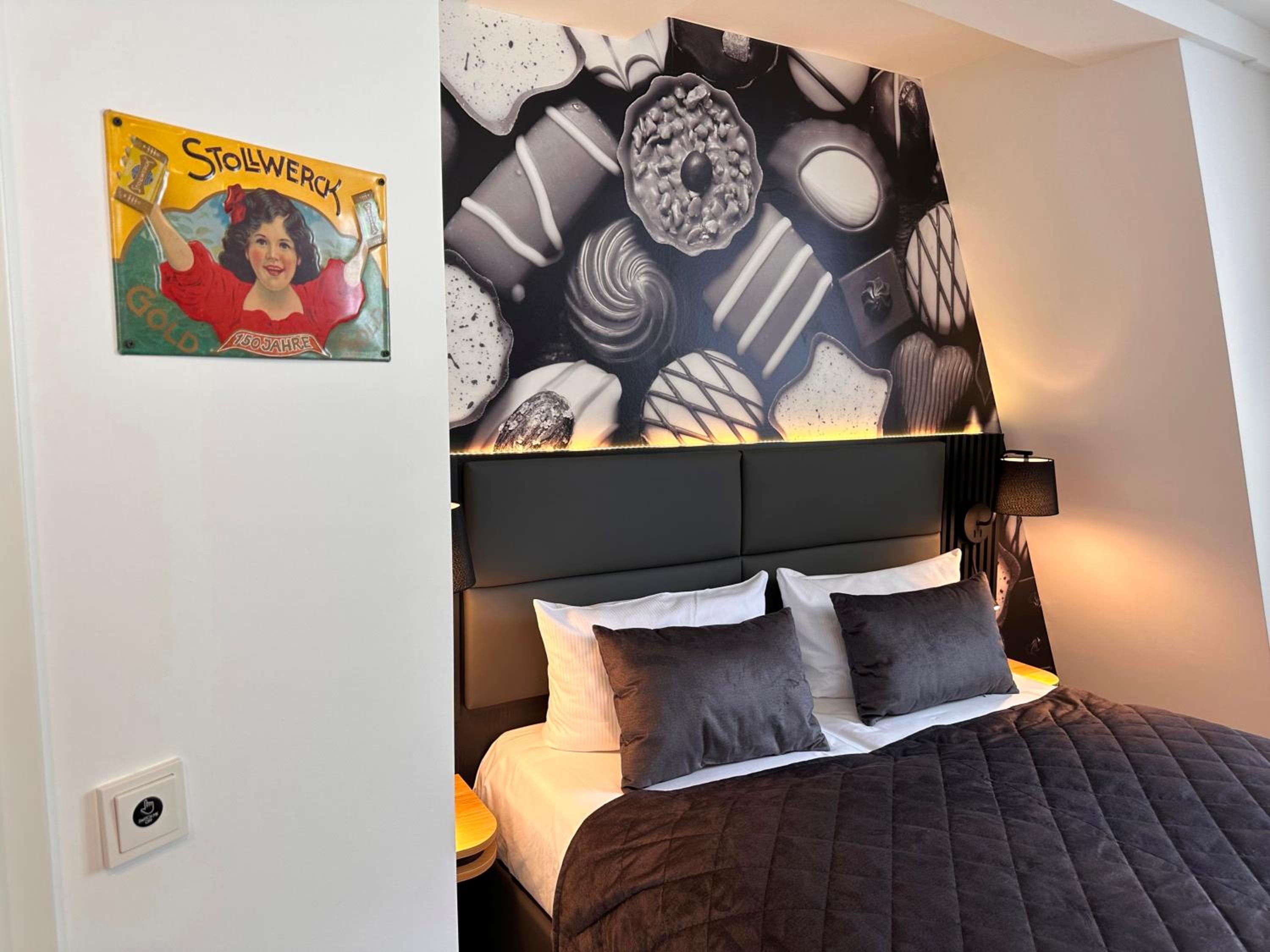 Large Double Room with Old Town View - Photo 8