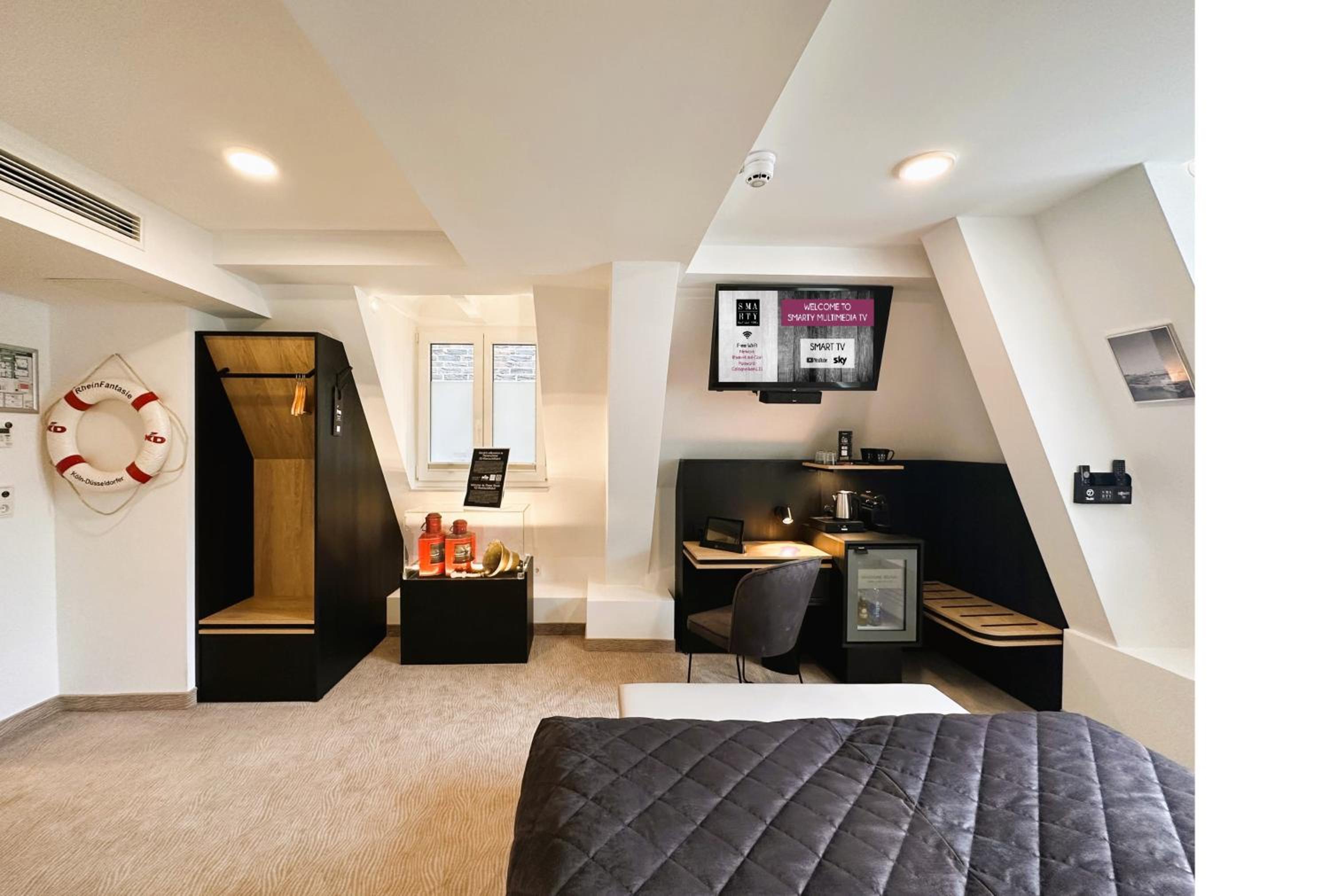 Large Double Room with Old Town View - Photo 3