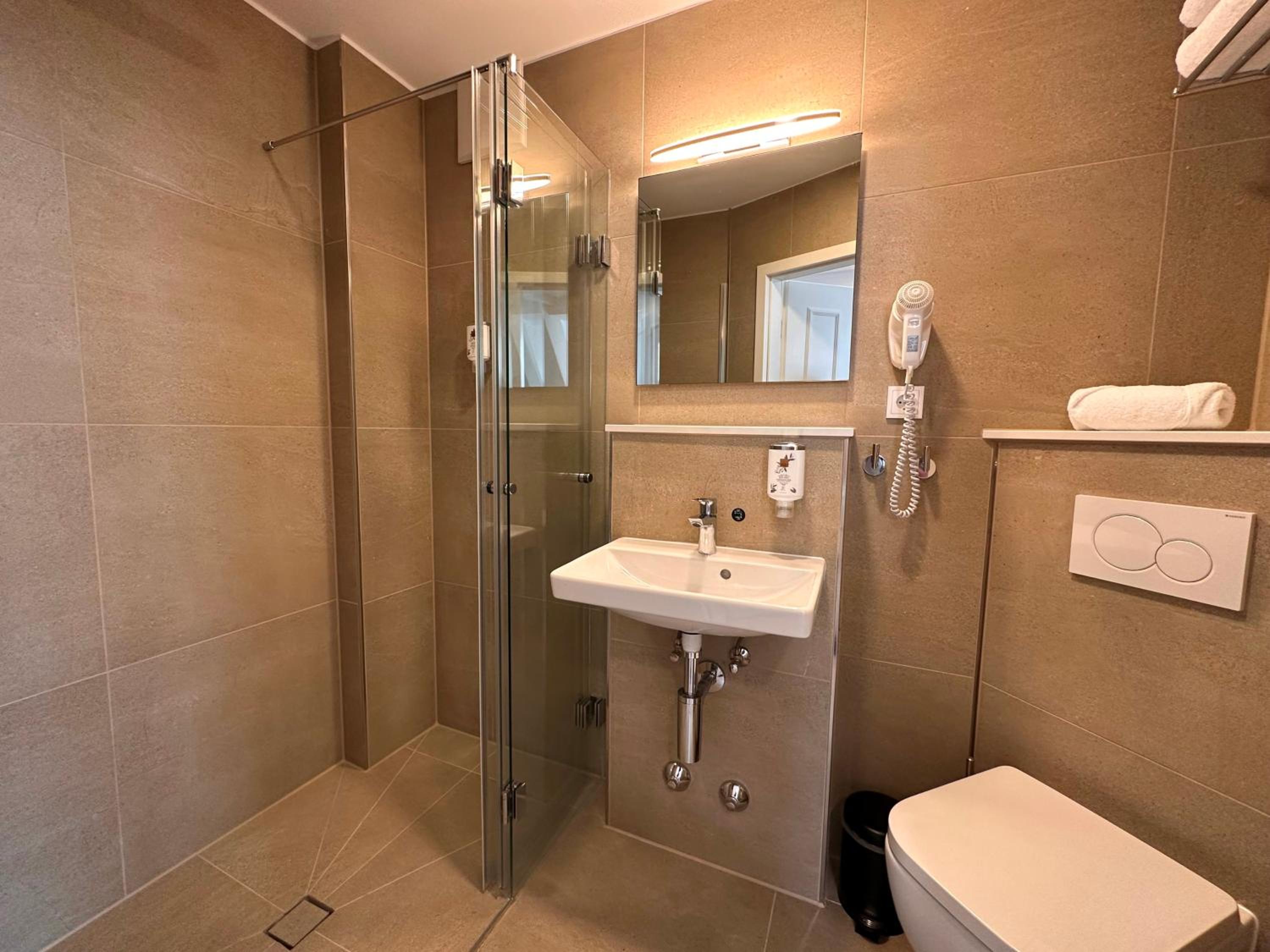 Large Double Room with Old Town View - Photo 28